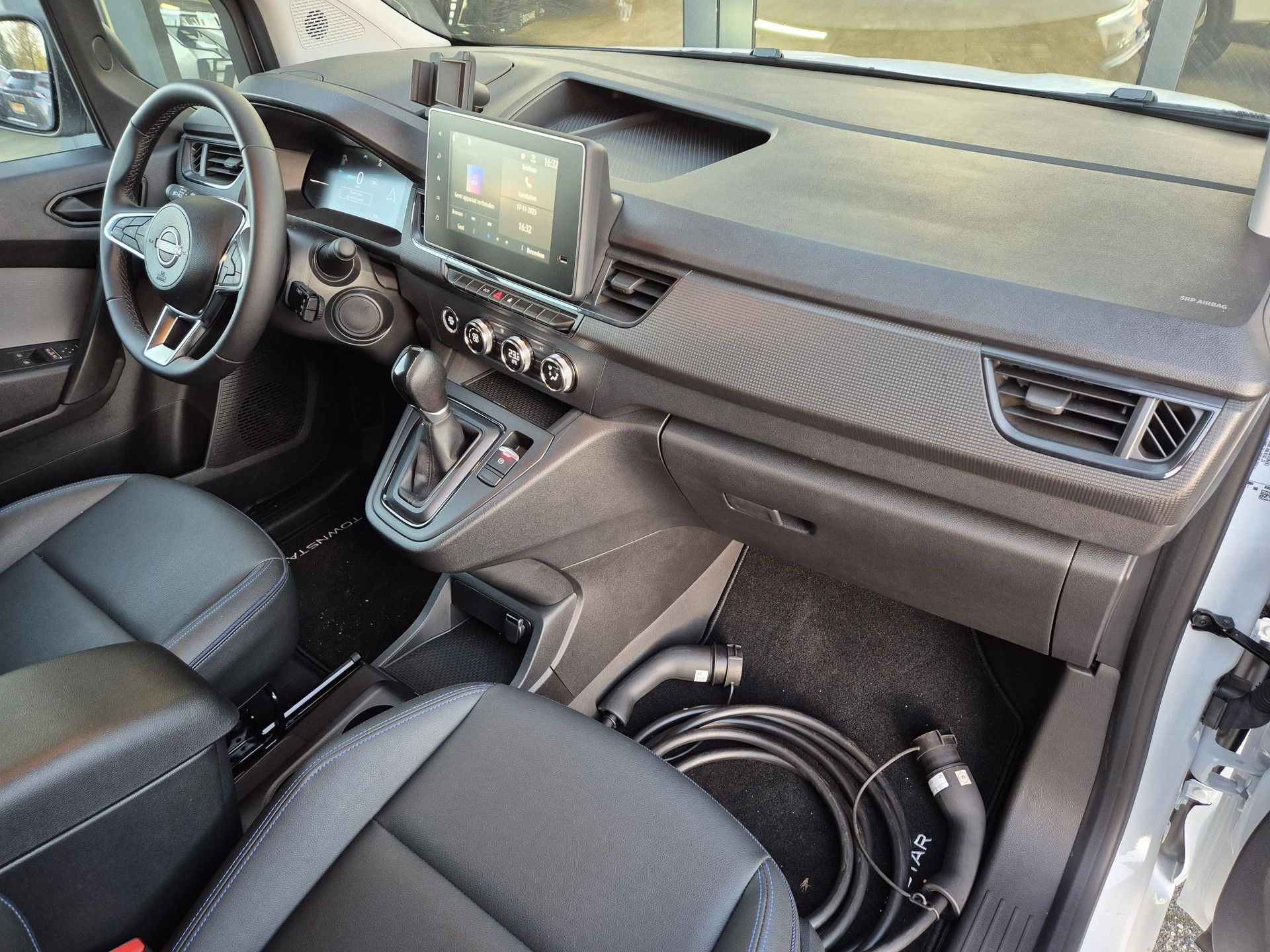 Nissan Townstar met kenteken V-33-NJZ – interieur