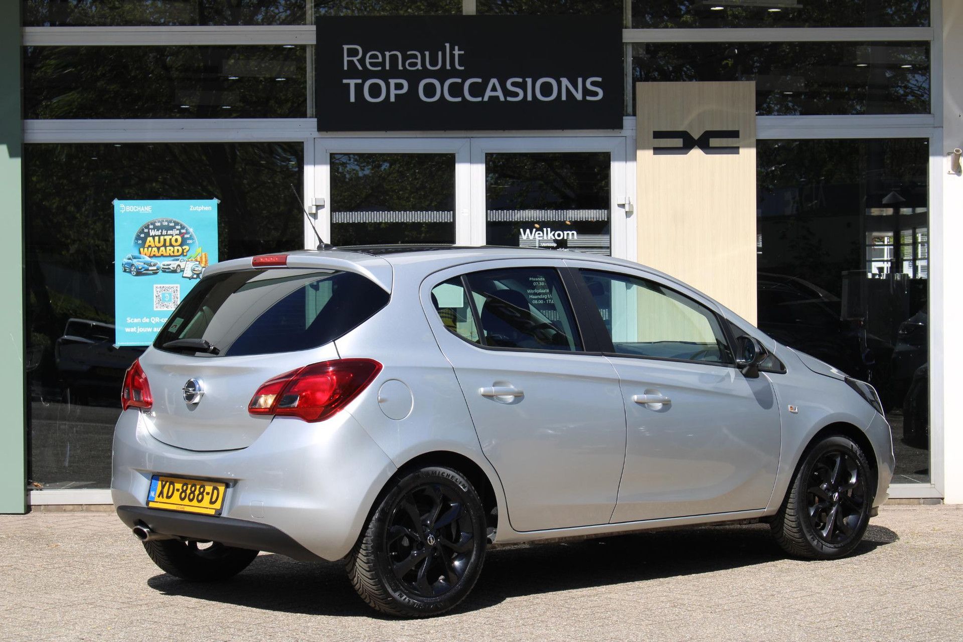 Opel Corsa met kenteken XD-888-D – achteraanzicht