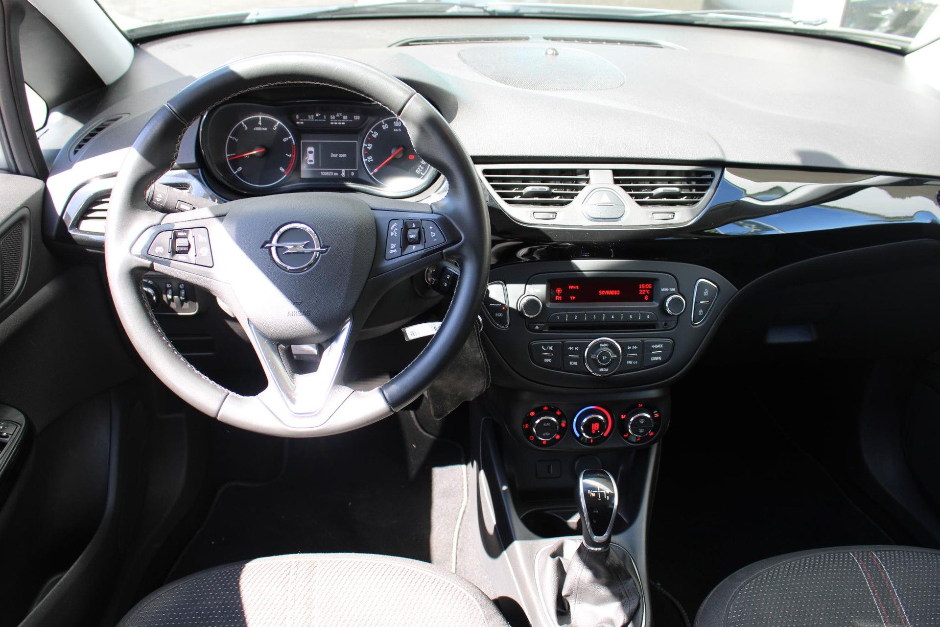 Opel Corsa met kenteken XD-888-D – interieur