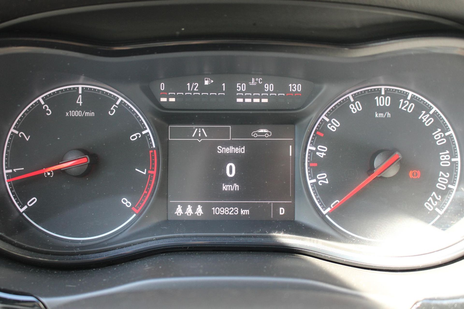 Opel Corsa met kenteken XD-888-D – dashboard