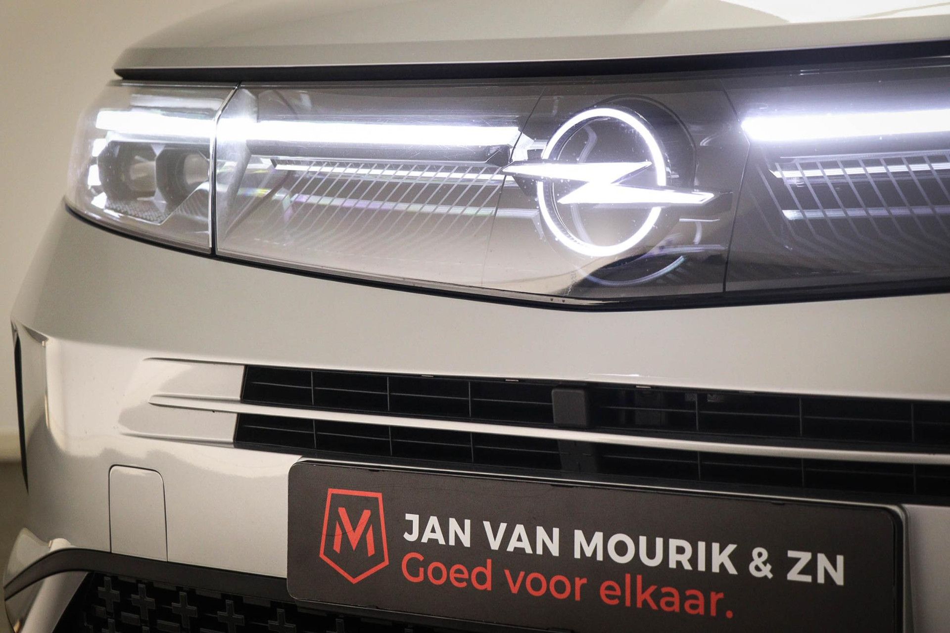 Opel Grandland met kenteken KKN-84-X – achteraanzicht