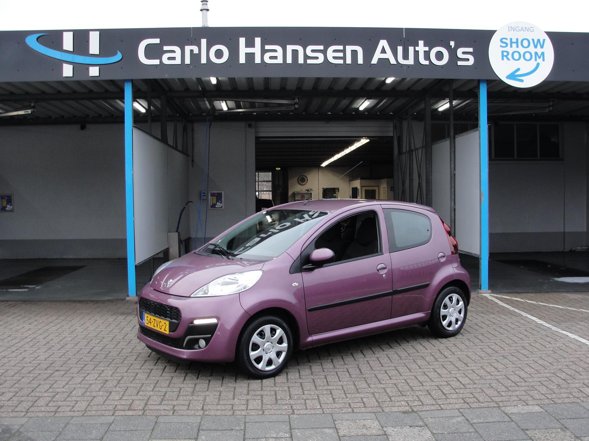 Peugeot 107 met kenteken 54-ZVG-2 – vooraanzicht