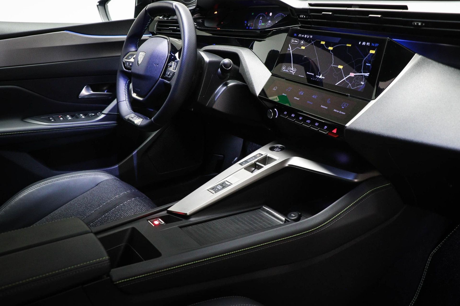 Peugeot 408 met kenteken KDJ-87-G – interieur