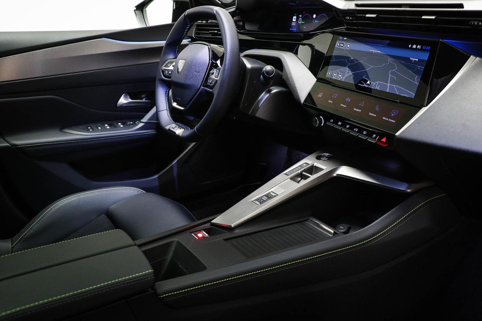 Peugeot 408 met kenteken KHP-51-N – interieur