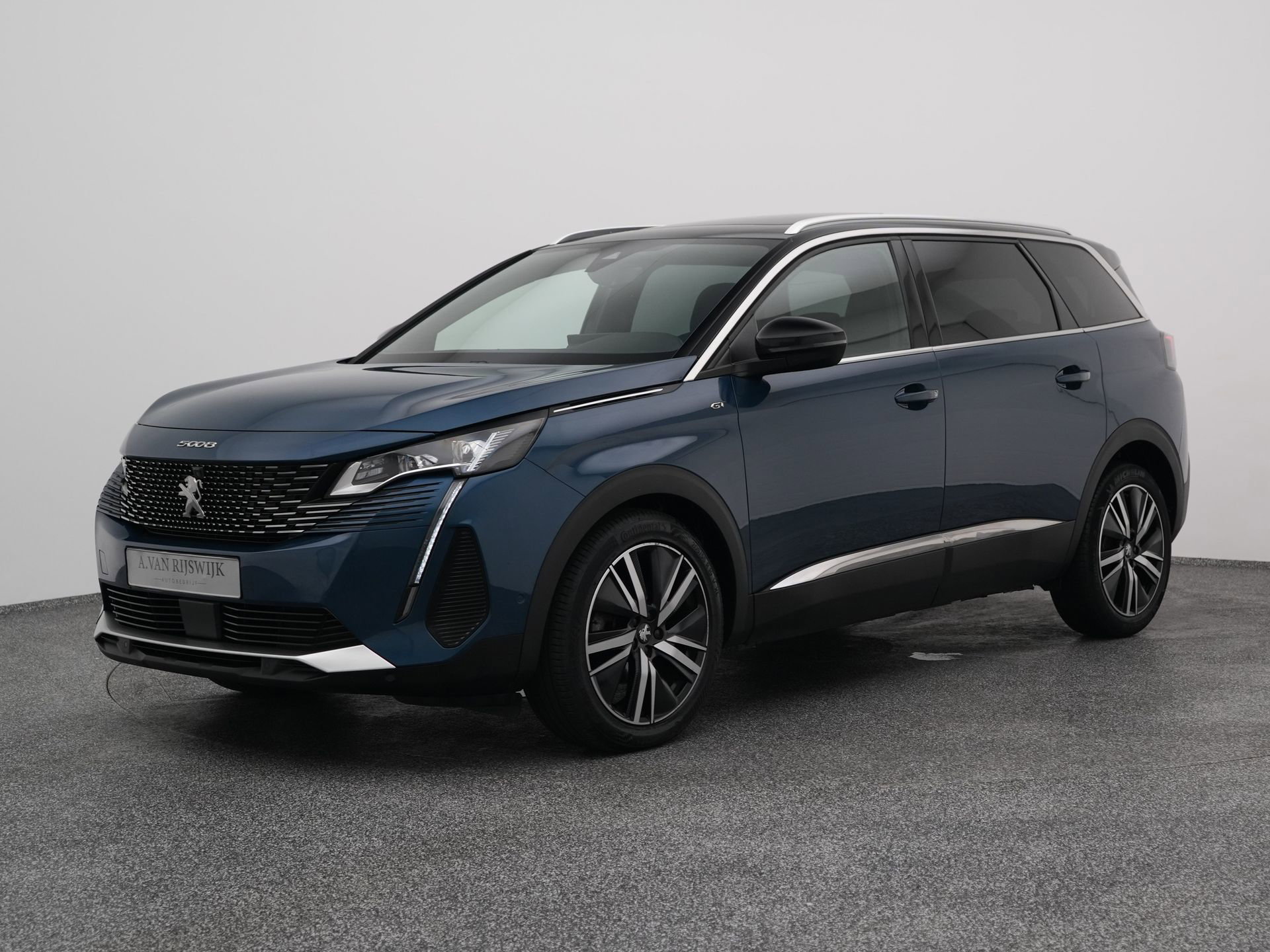Peugeot 5008 met kenteken KKV-27-P – vooraanzicht