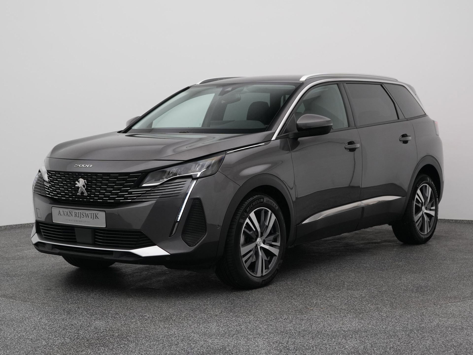 Peugeot 5008 met kenteken KKF-56-B – vooraanzicht