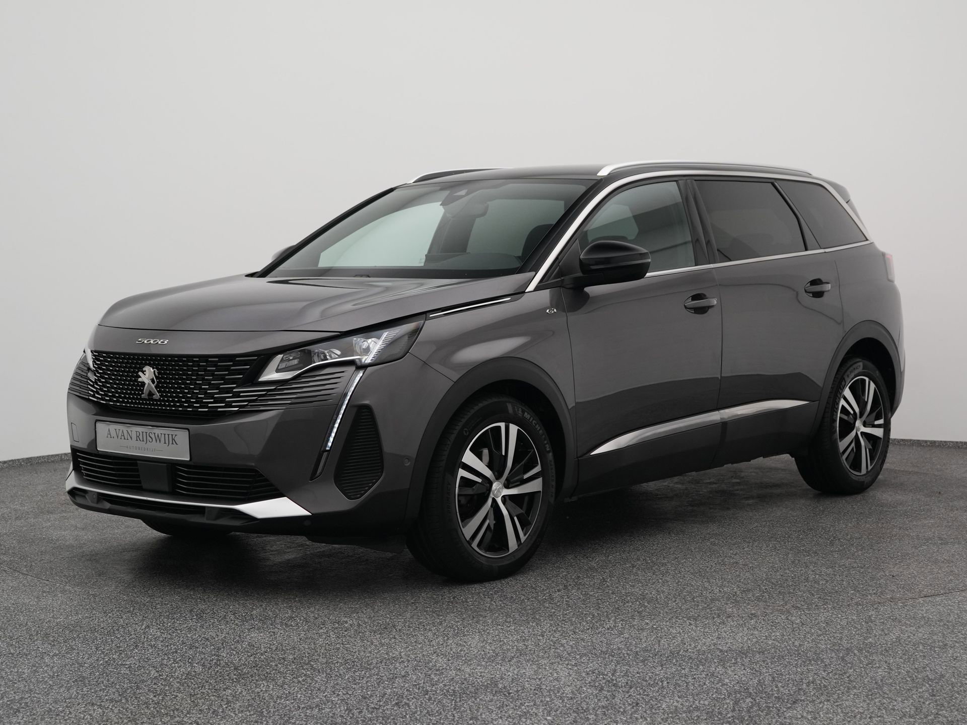 Peugeot 5008 met kenteken KKF-76-G – vooraanzicht