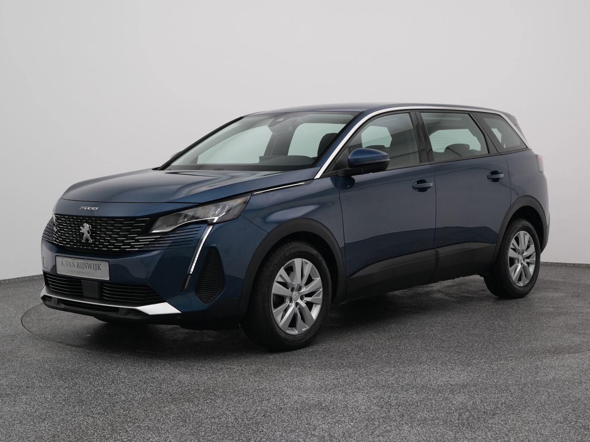 Peugeot 5008 met kenteken KKR-86-D – vooraanzicht