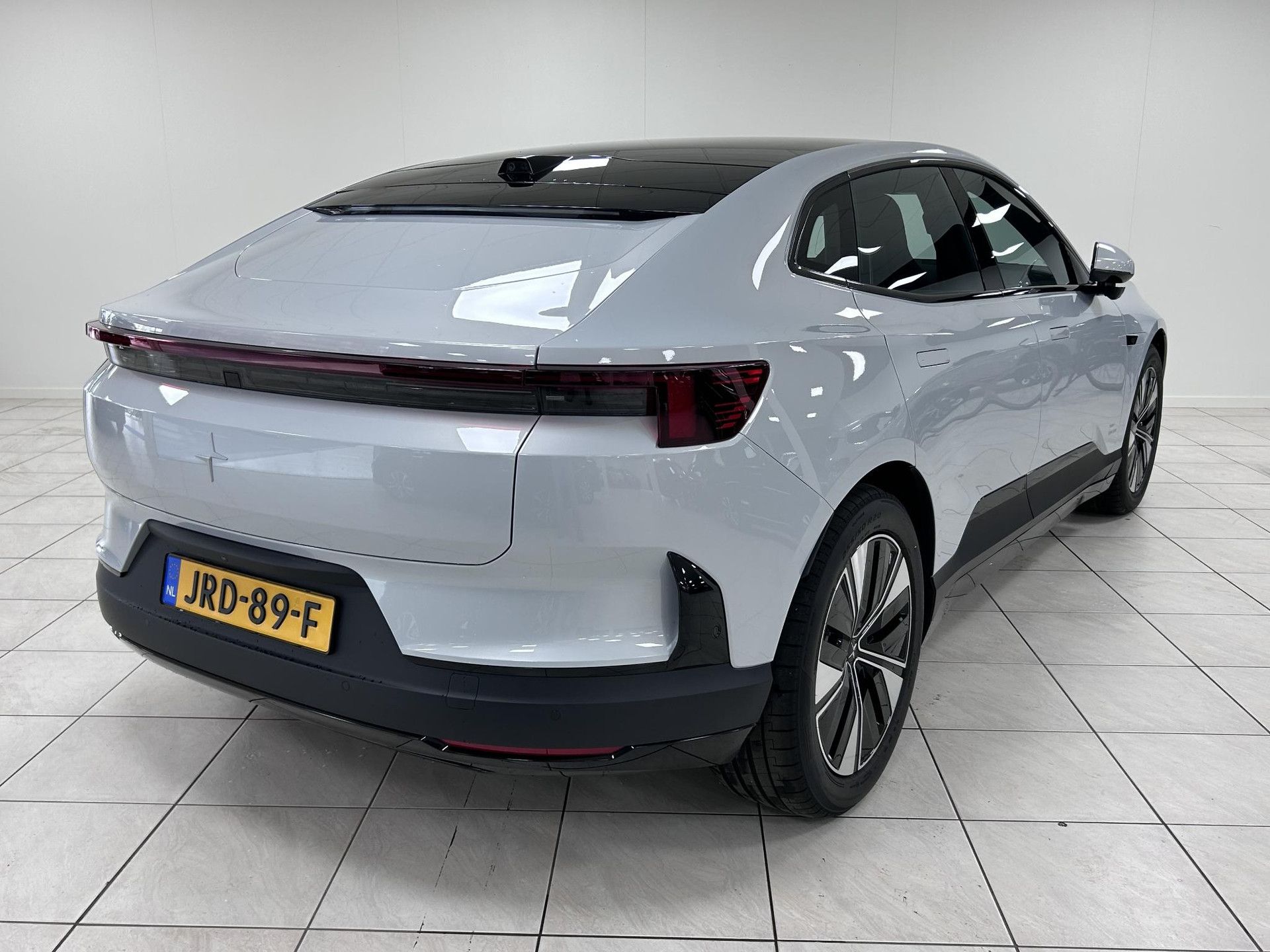 Polestar 4 met kenteken JRD-89-F – achteraanzicht