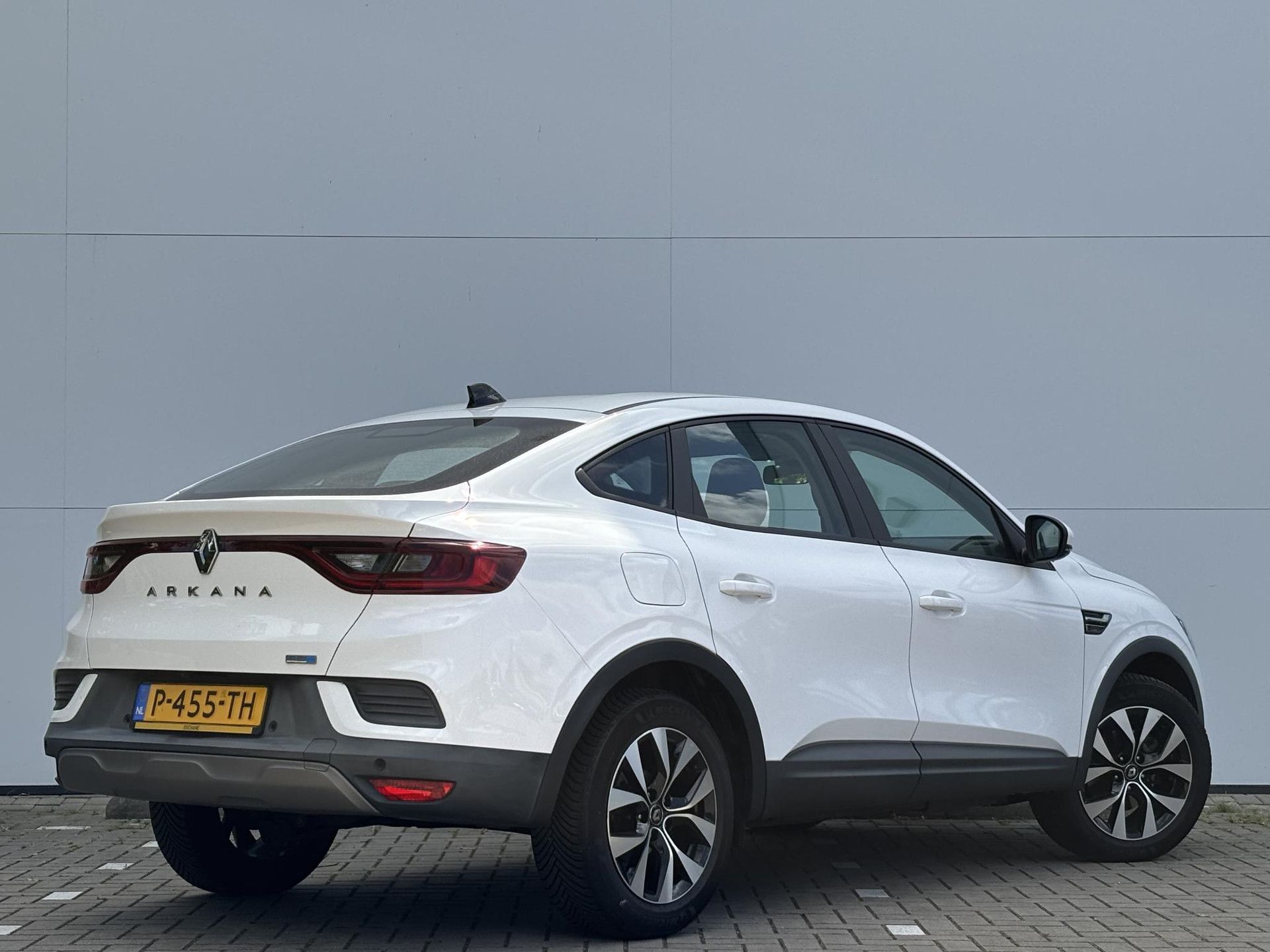 Renault Arkana met kenteken P-455-TH – achteraanzicht