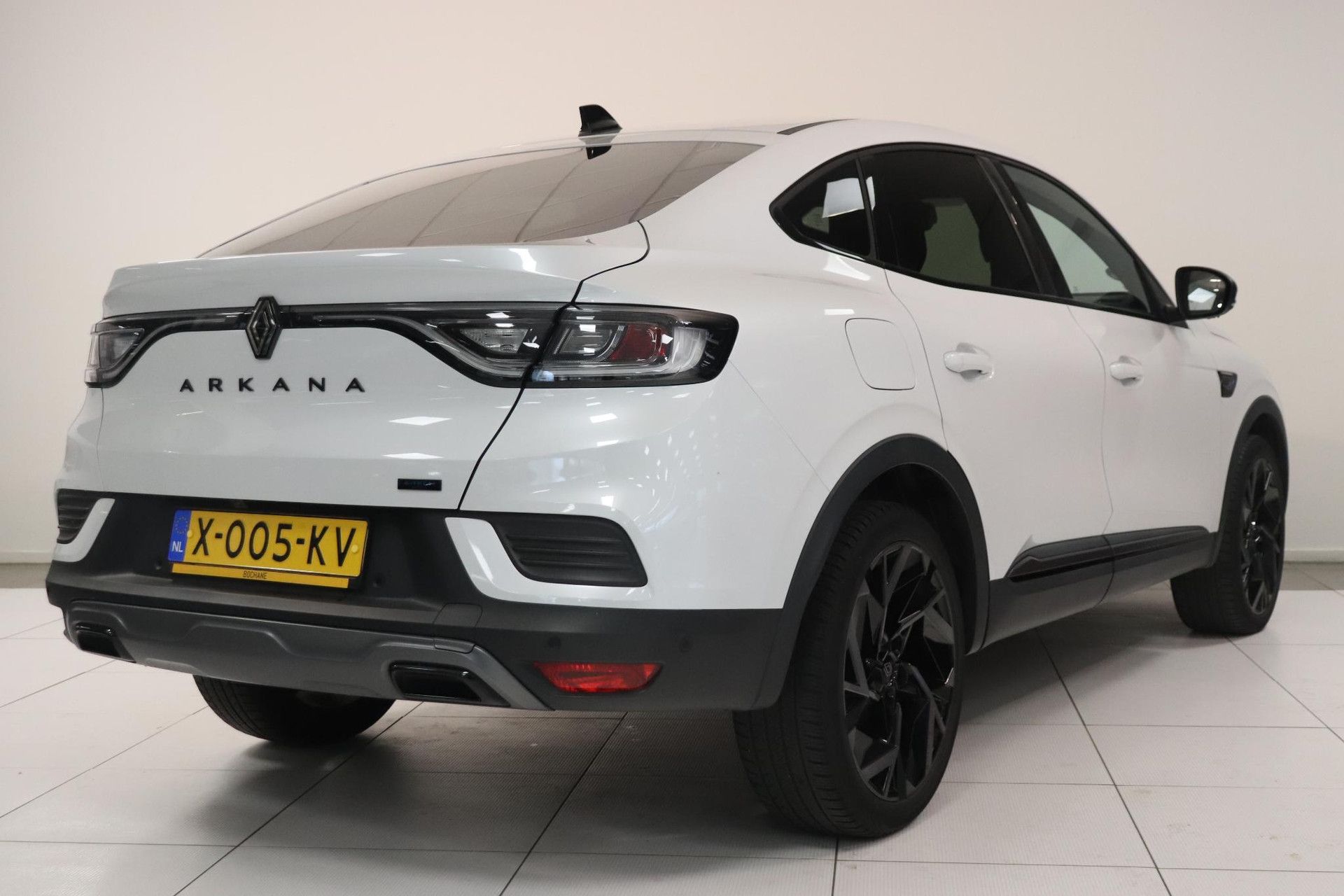 Renault Arkana met kenteken X-005-KV – achteraanzicht