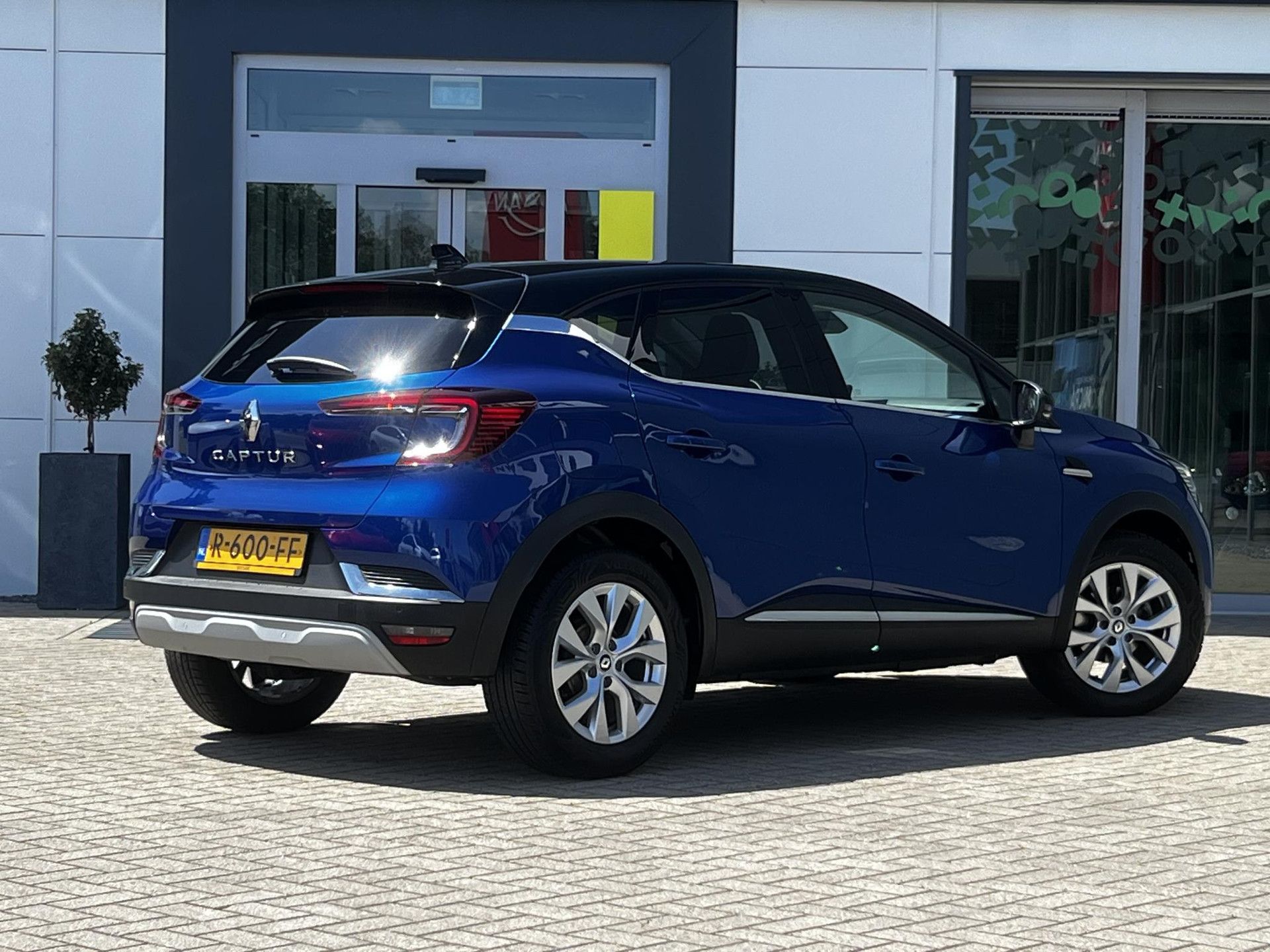 Renault Captur met kenteken R-600-FF – achteraanzicht