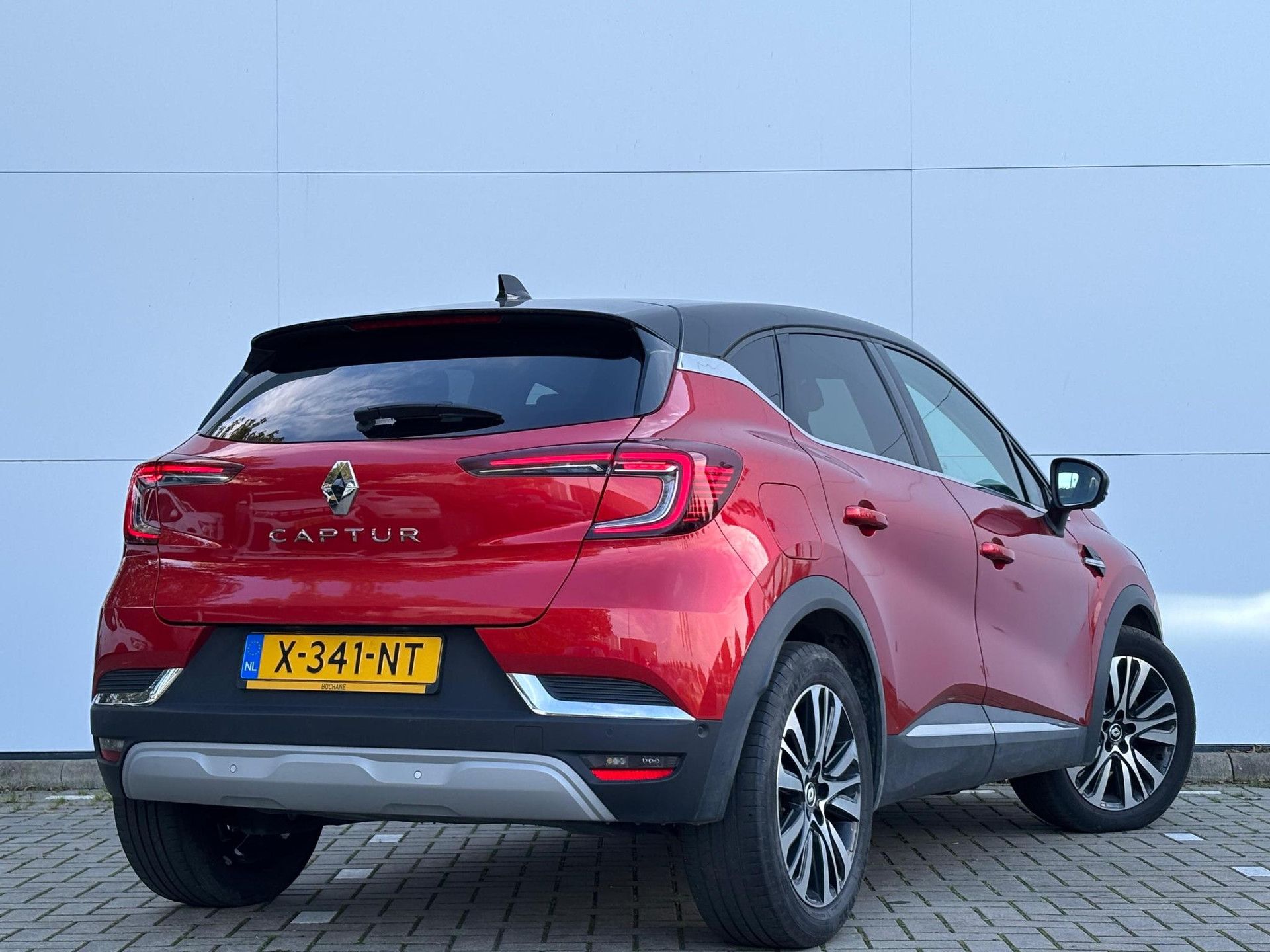 Renault Captur met kenteken X-341-NT – achteraanzicht