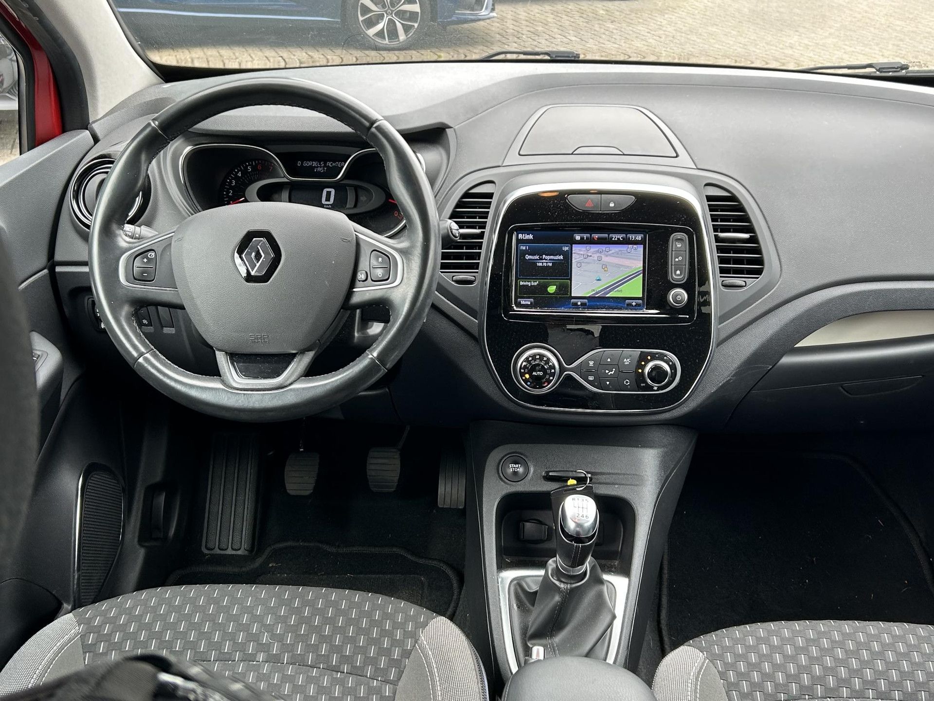 Renault Captur met kenteken ZF-484-R – interieur