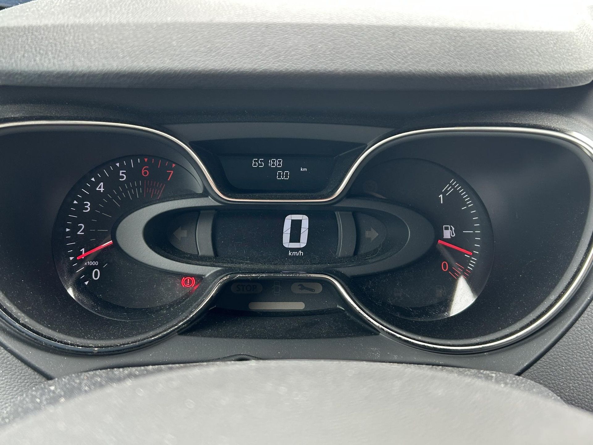 Renault Captur met kenteken ZF-484-R – dashboard
