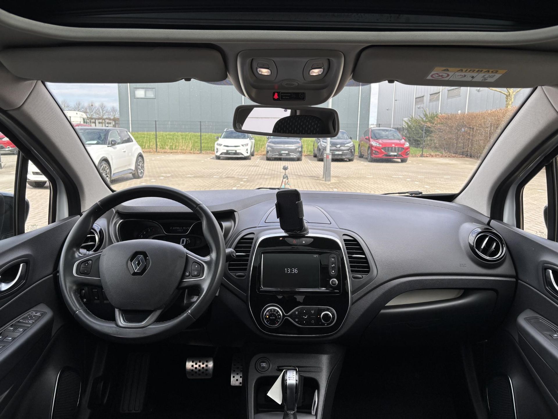 Renault Captur met kenteken ZP-211-X – interieur