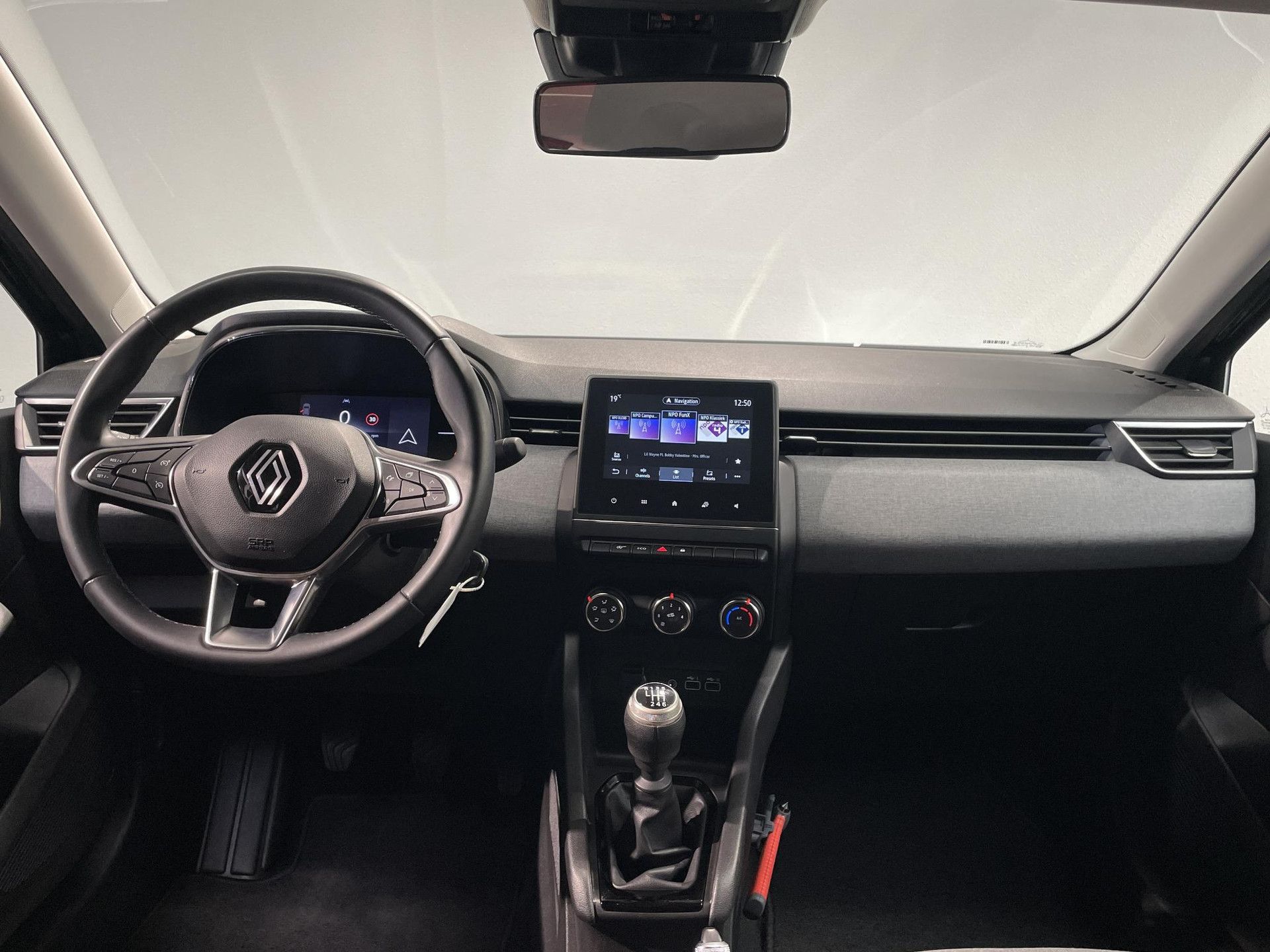 Renault Clio met kenteken GBZ-46-F – interieur