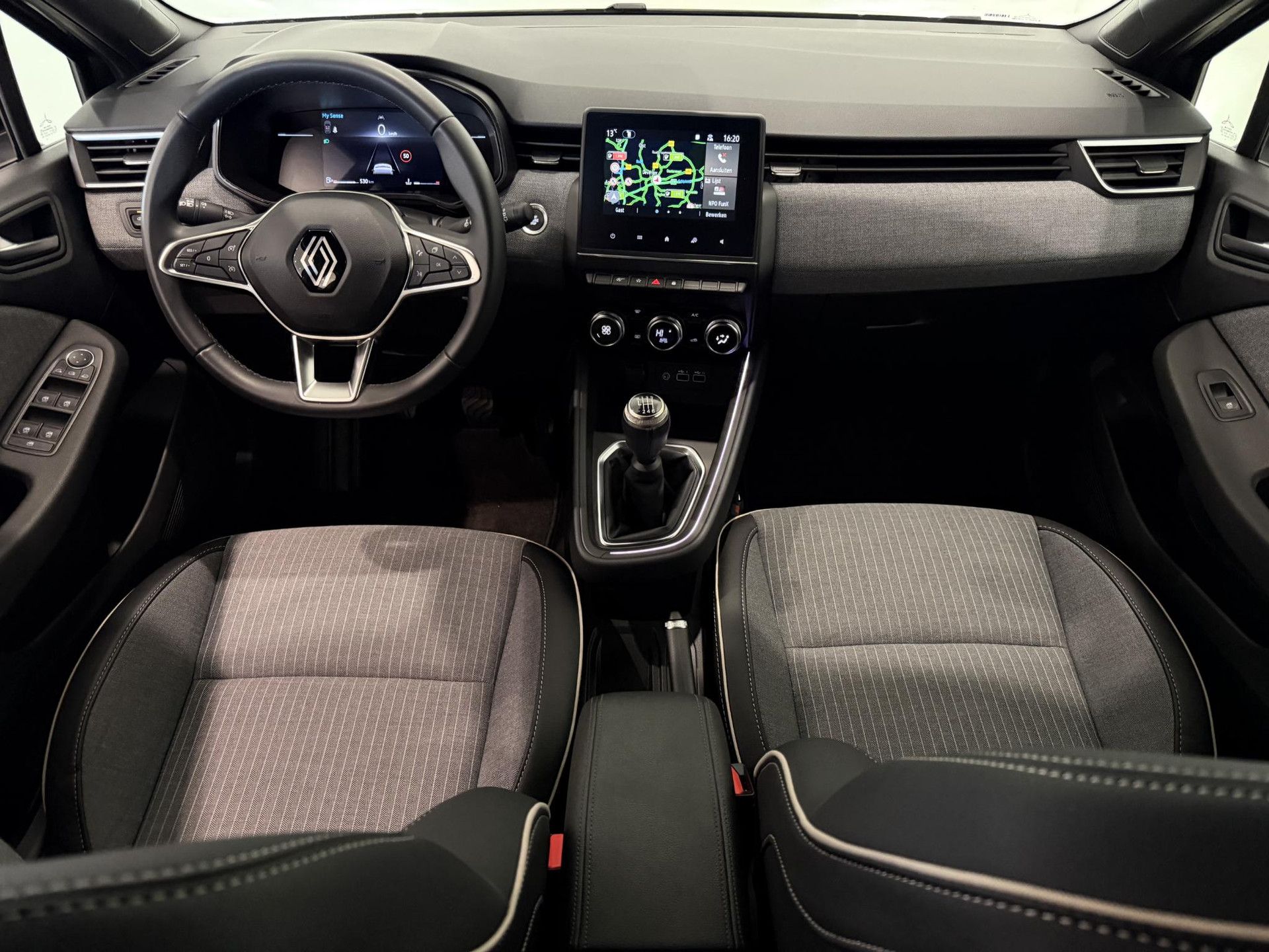 Renault Clio met kenteken GFN-17-L – interieur