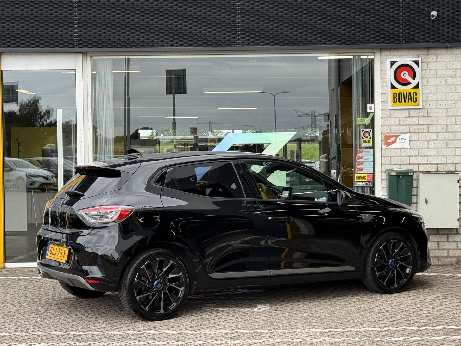 Renault Clio met kenteken GLJ-76-R – achteraanzicht