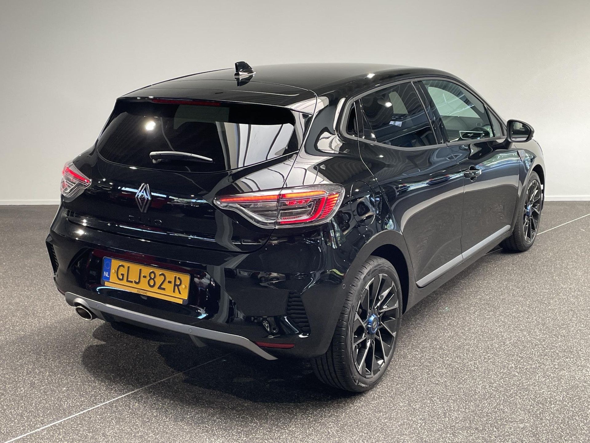 Renault Clio met kenteken GLJ-82-R – achteraanzicht