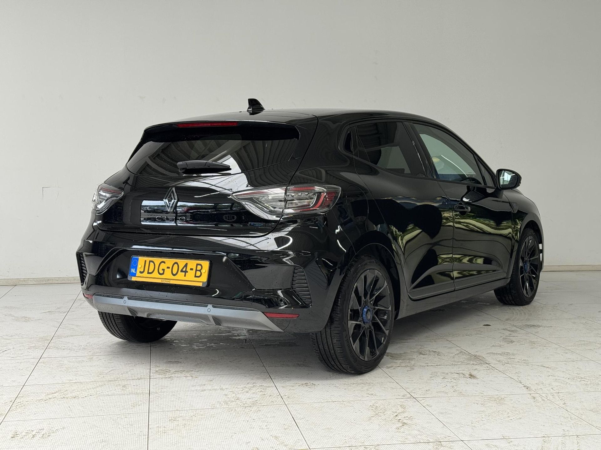 Renault Clio met kenteken JDG-04-B – achteraanzicht