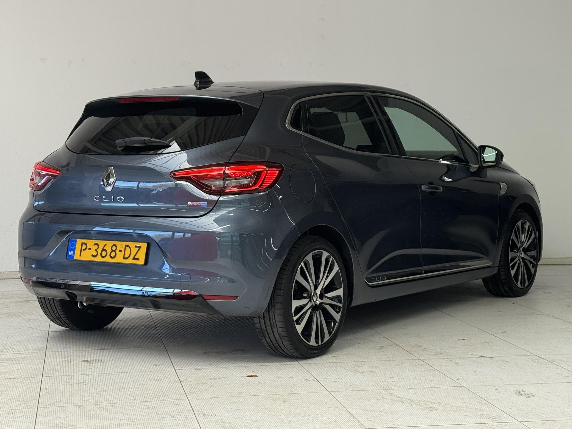 Renault Clio met kenteken P-368-DZ – achteraanzicht