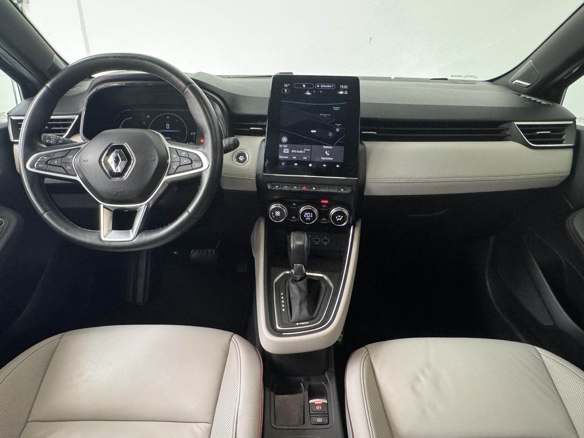 Renault Clio met kenteken P-368-DZ – interieur
