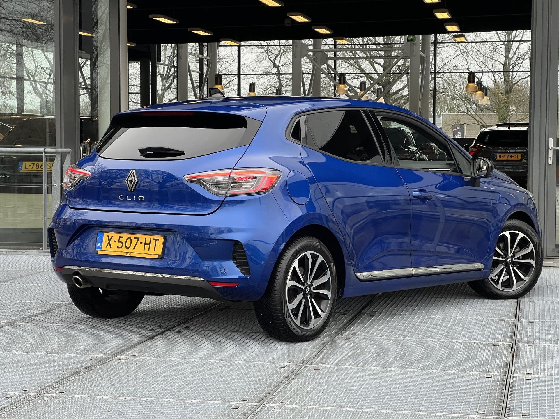 Renault Clio met kenteken X-507-HT – achteraanzicht