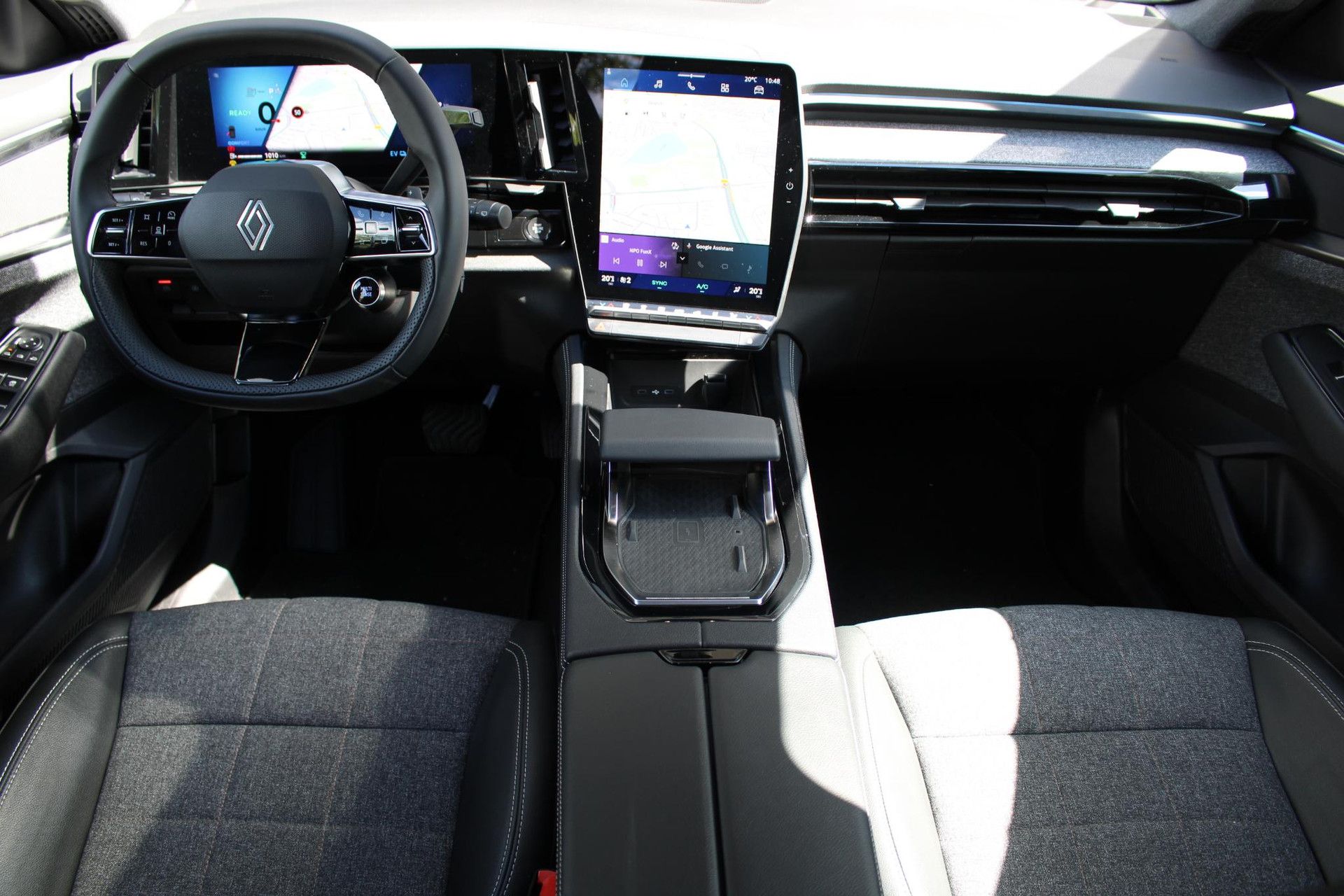 Renault Espace met kenteken JDF-77-Z – interieur