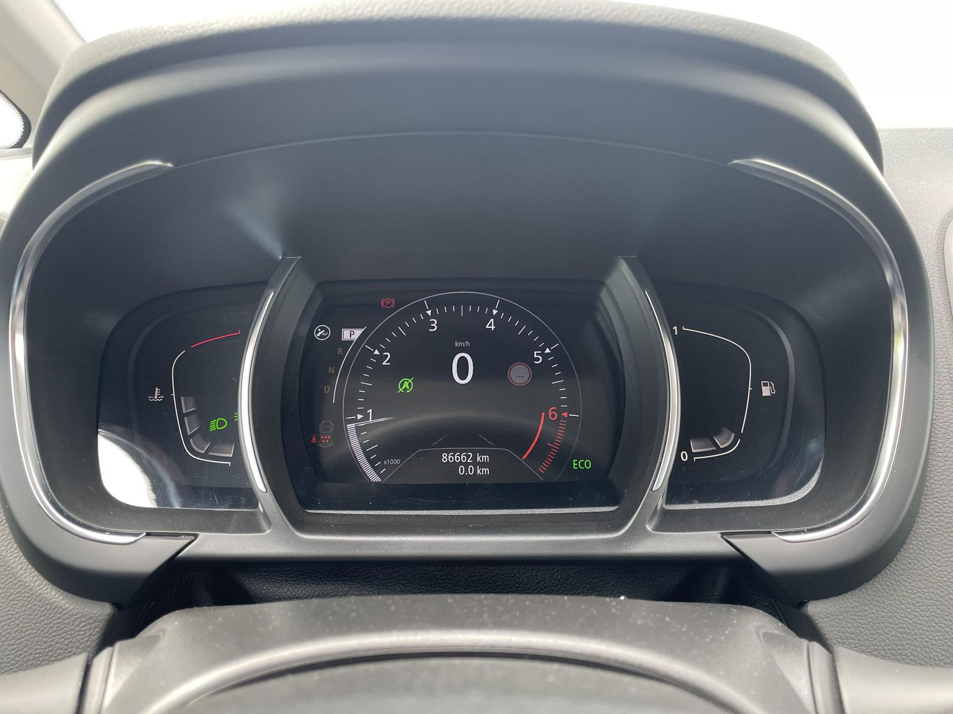 Renault GrandScénic met kenteken KFP-02-L – dashboard
