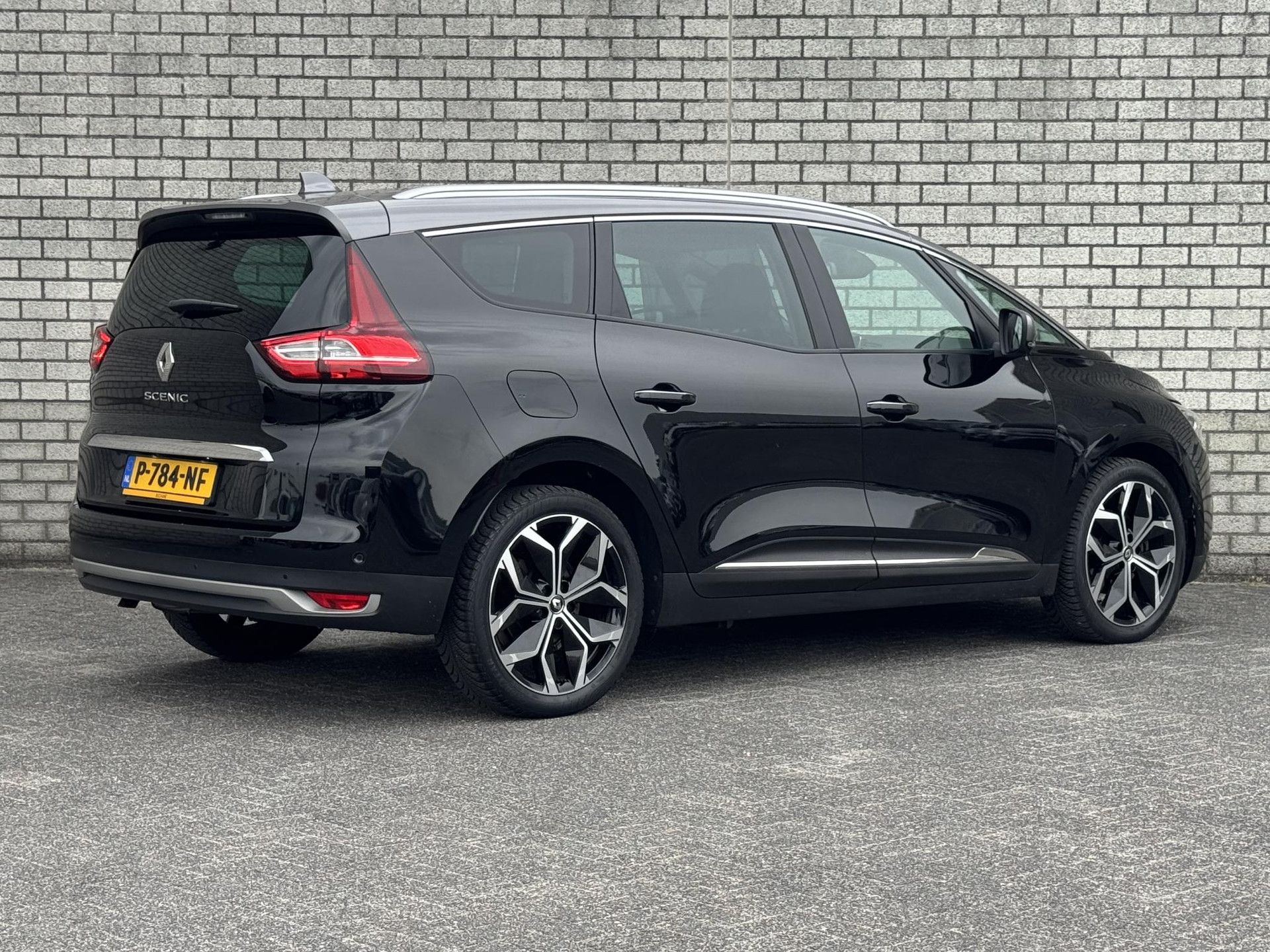Renault GrandScénic met kenteken P-784-NF – achteraanzicht