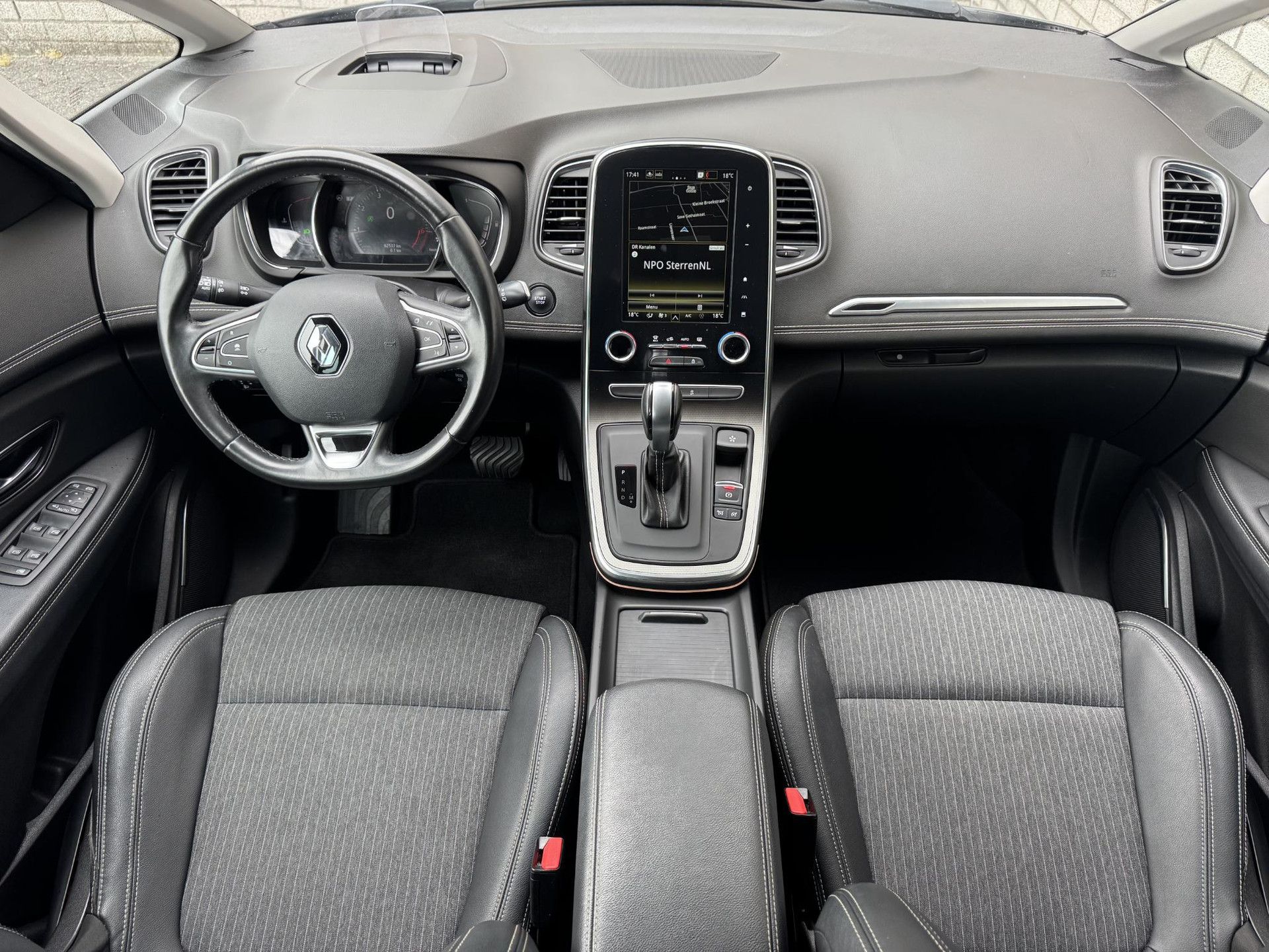 Renault GrandScénic met kenteken P-784-NF – interieur