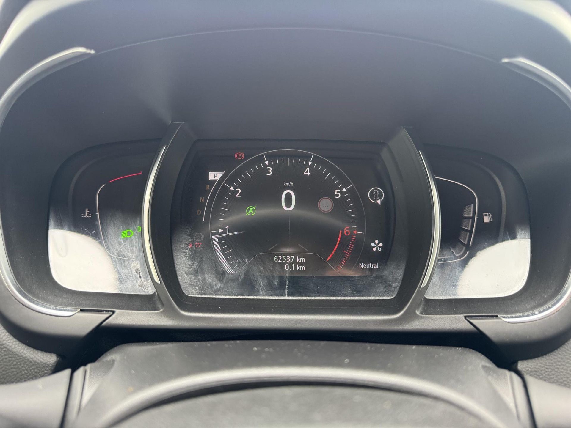 Renault GrandScénic met kenteken P-784-NF – dashboard