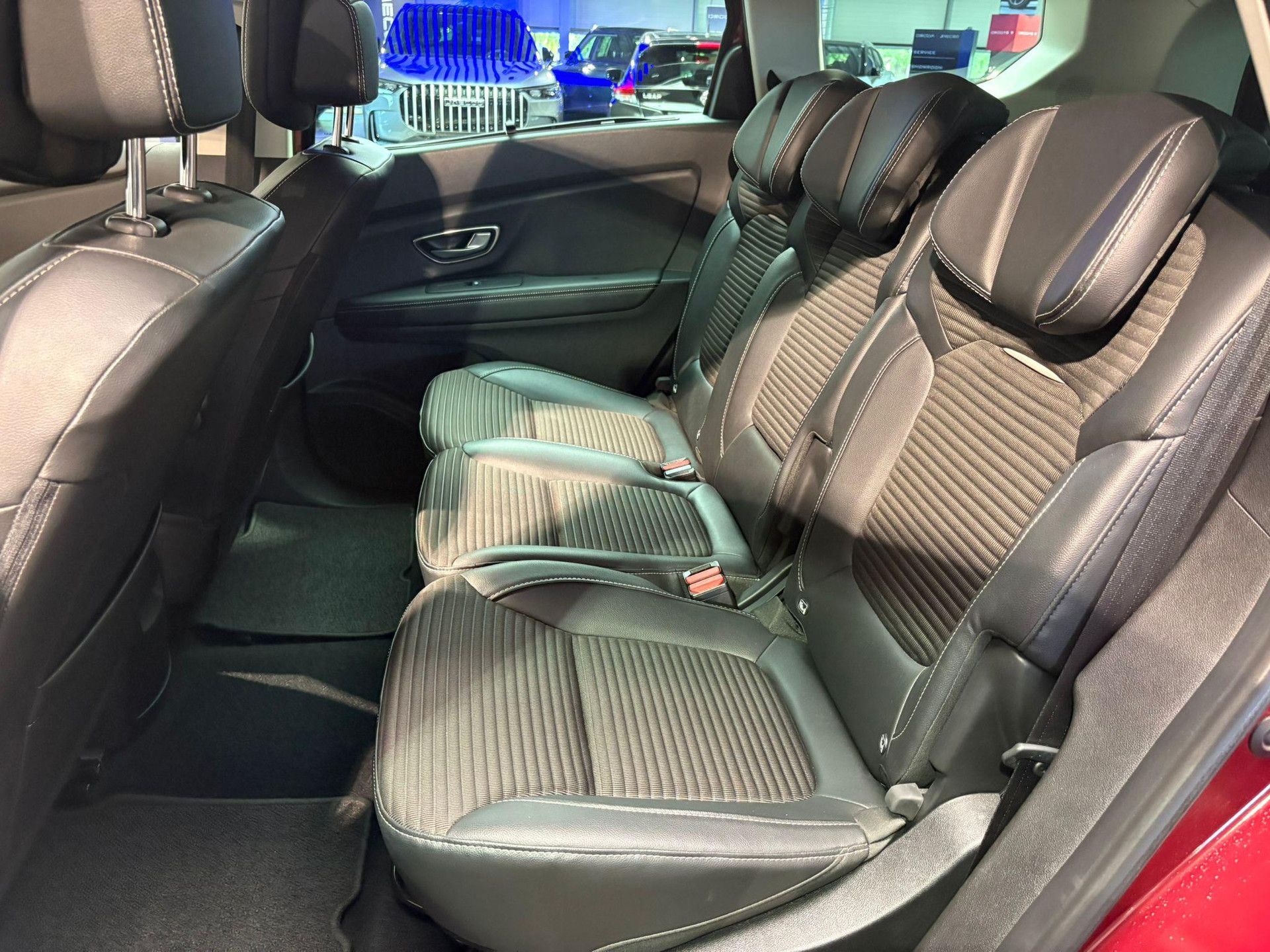 Renault GrandScénic met kenteken RJ-548-T – detailfoto