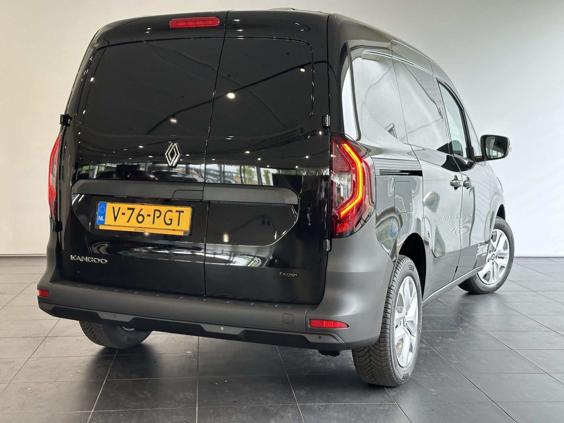 Renault Kangoo met kenteken V-76-PGT – achteraanzicht