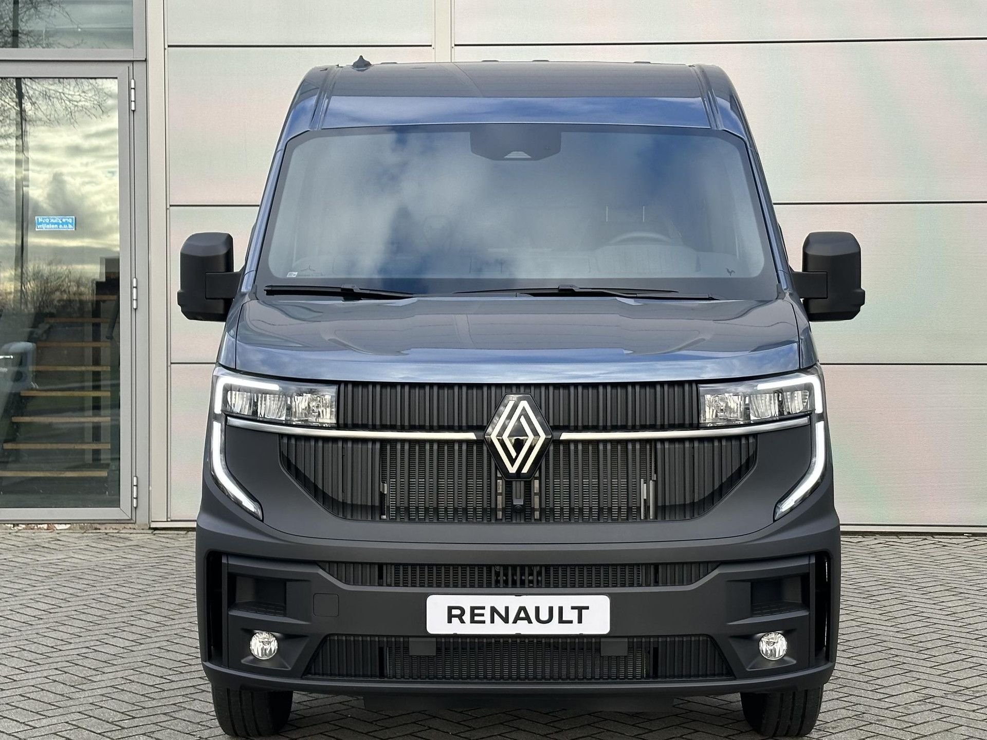 Renault Master met kenteken V-17-KRJ – achteraanzicht