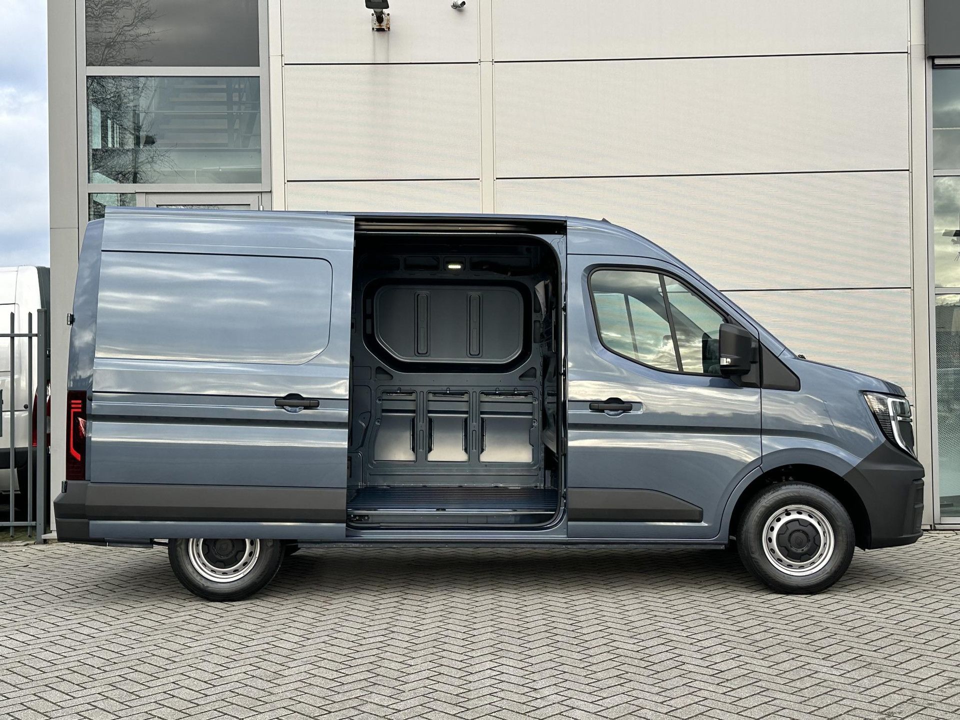 Renault Master met kenteken V-17-KRJ – detailfoto