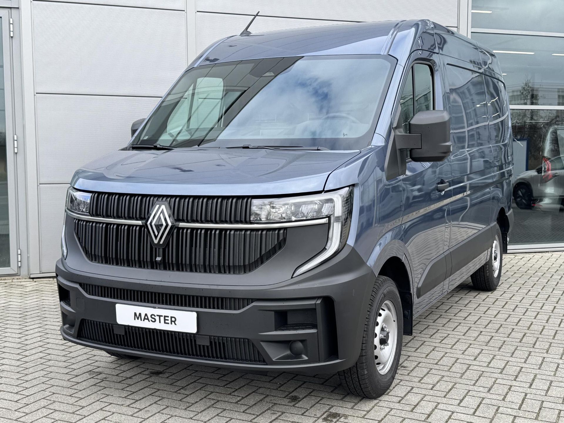 Renault Master met kenteken V-26-KRJ – achteraanzicht