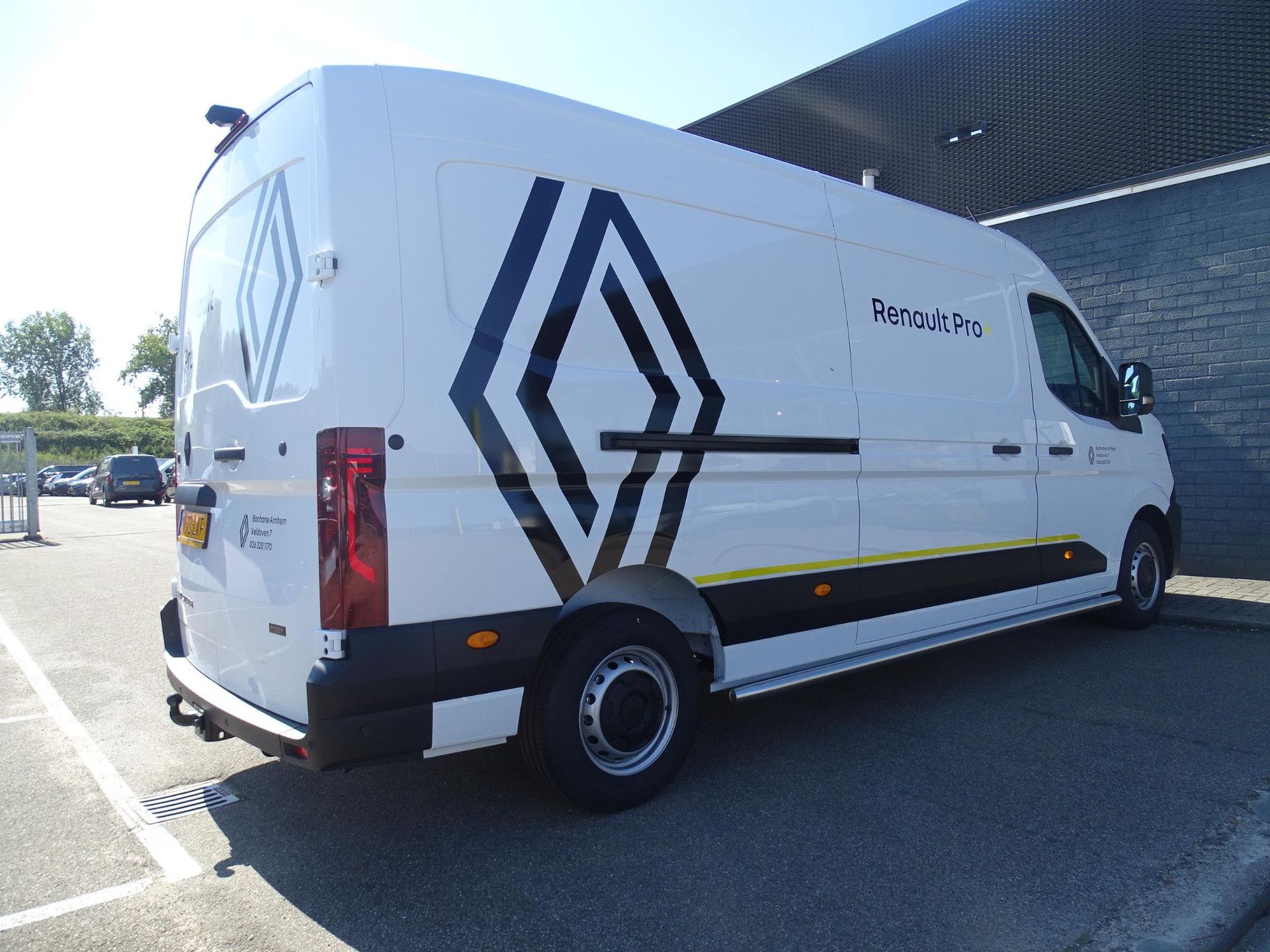Renault Master met kenteken V-73-LXF – achteraanzicht