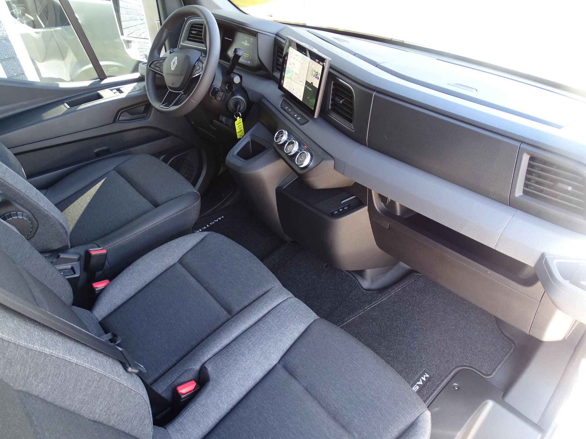 Renault Master met kenteken V-73-LXF – interieur