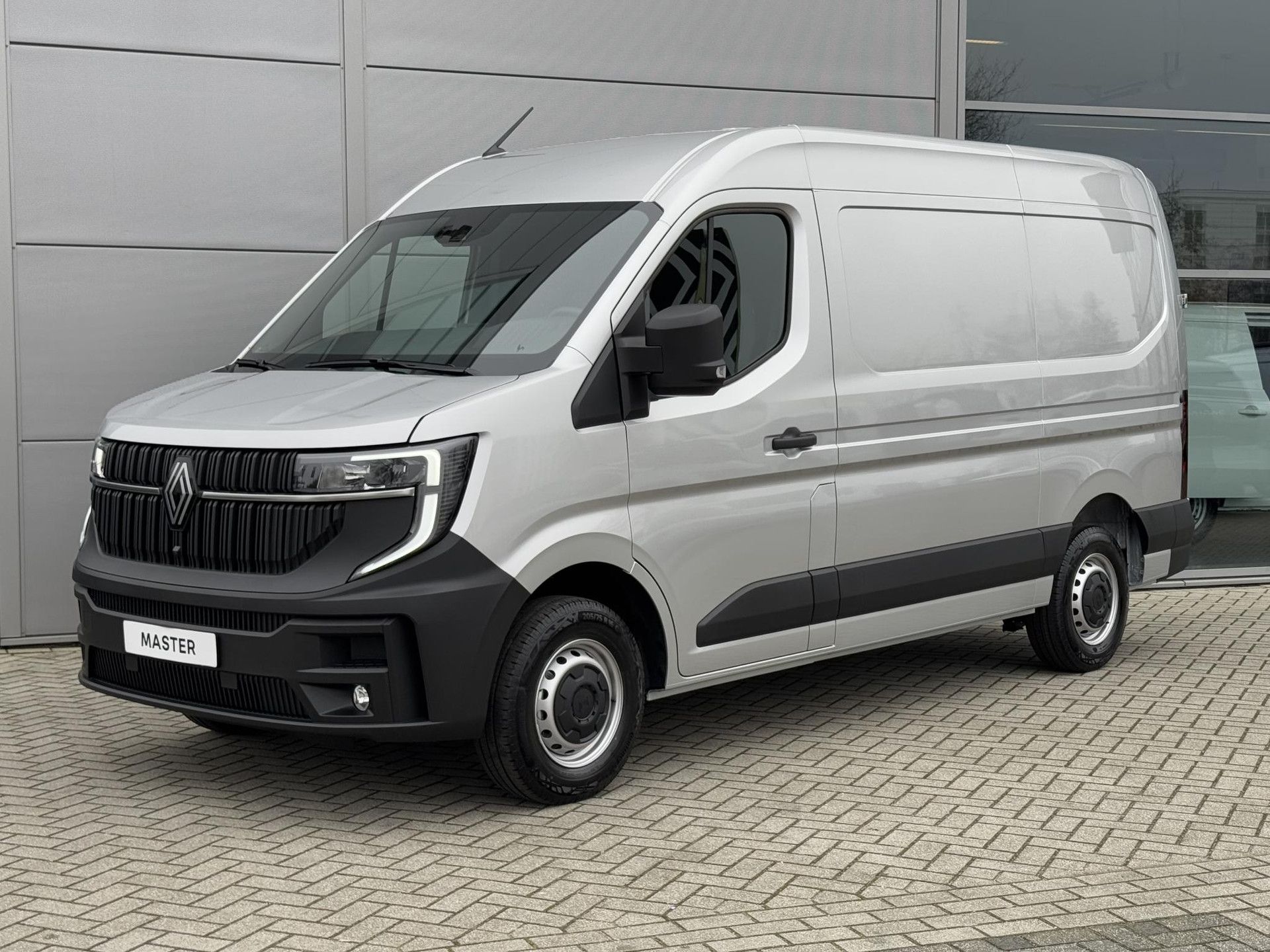 Renault Master met kenteken V-77-KRH – achteraanzicht
