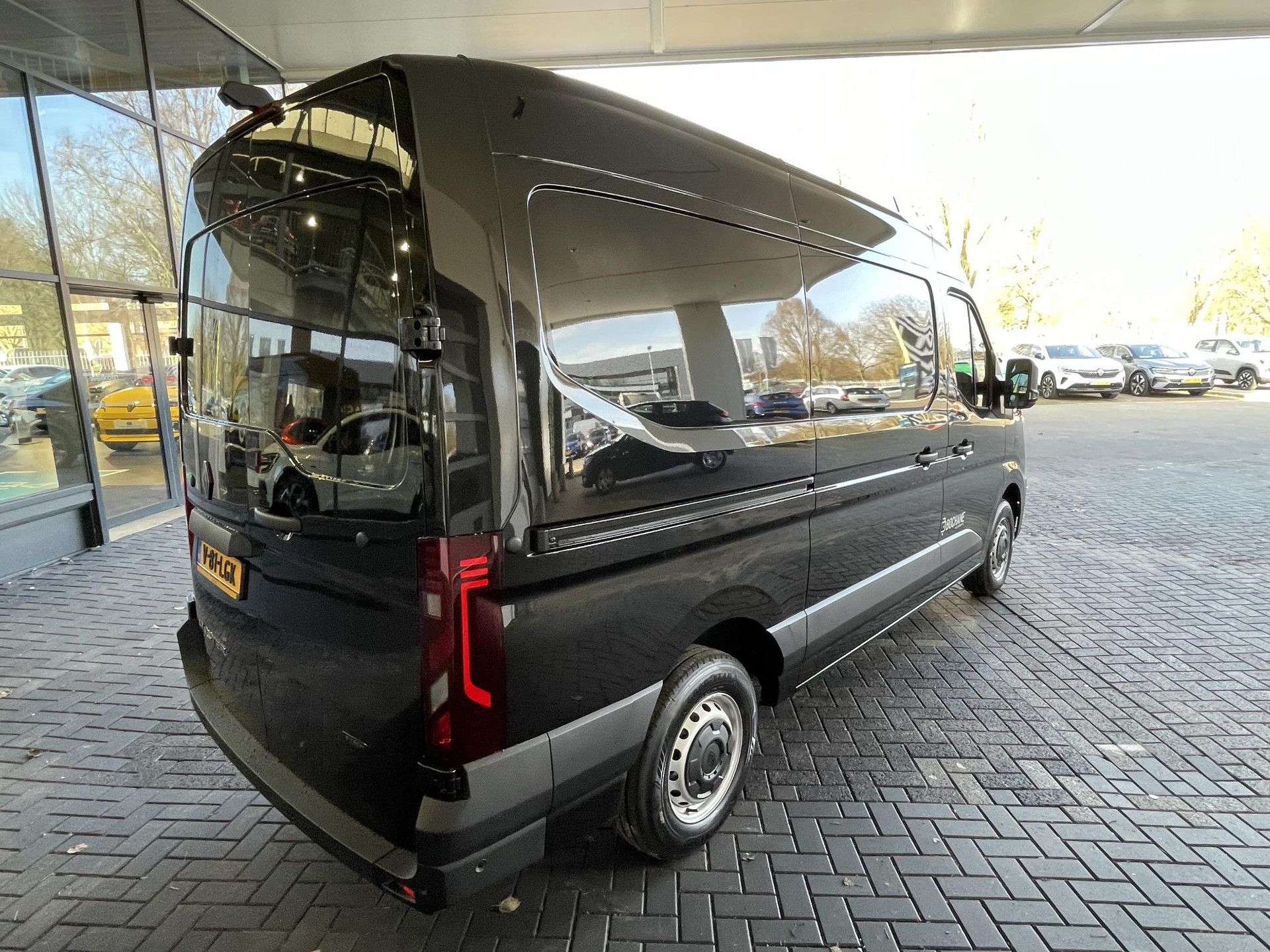 Renault Master met kenteken V-81-LGK – achteraanzicht
