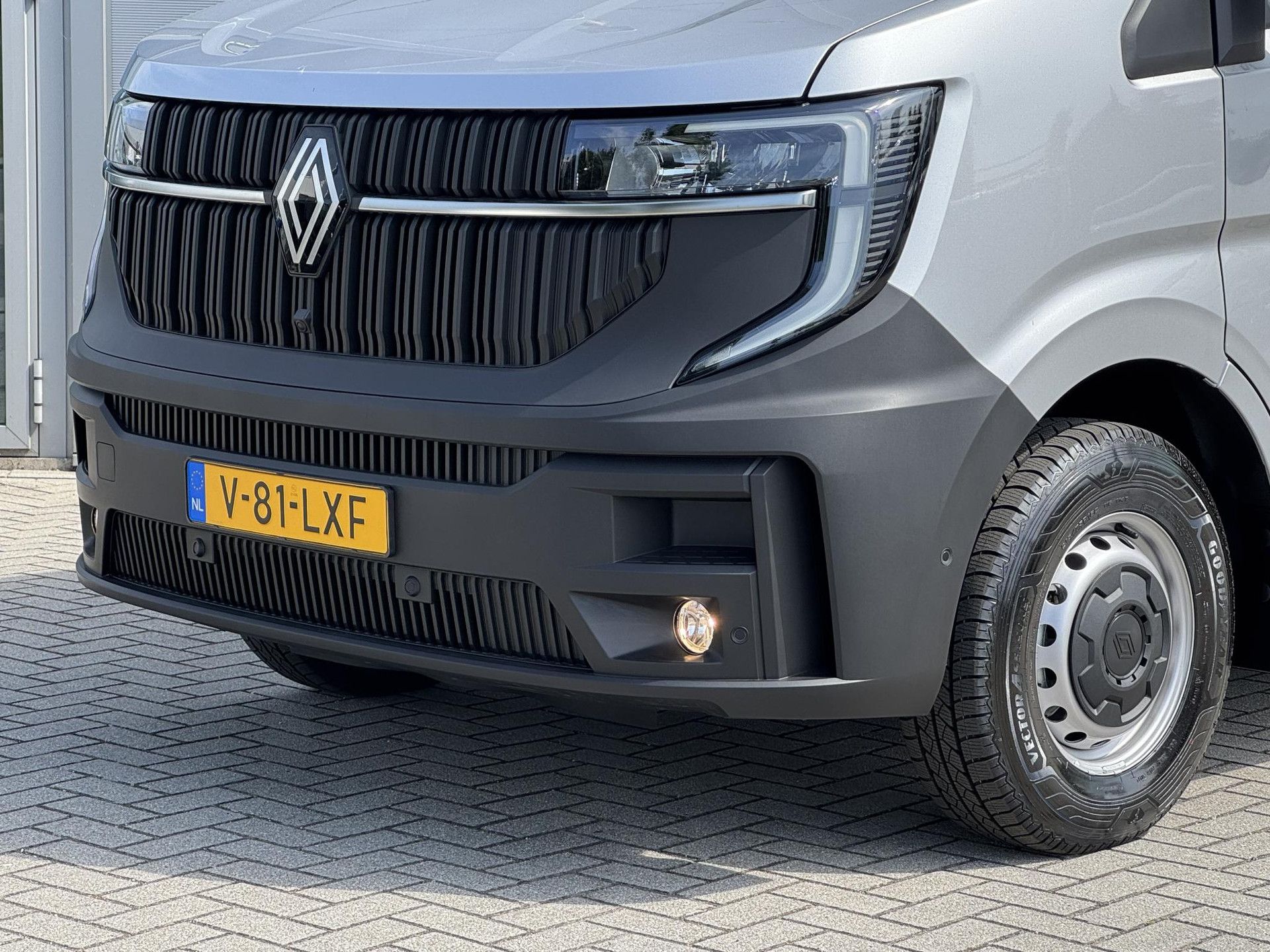 Renault Master met kenteken V-81-LXF – achteraanzicht