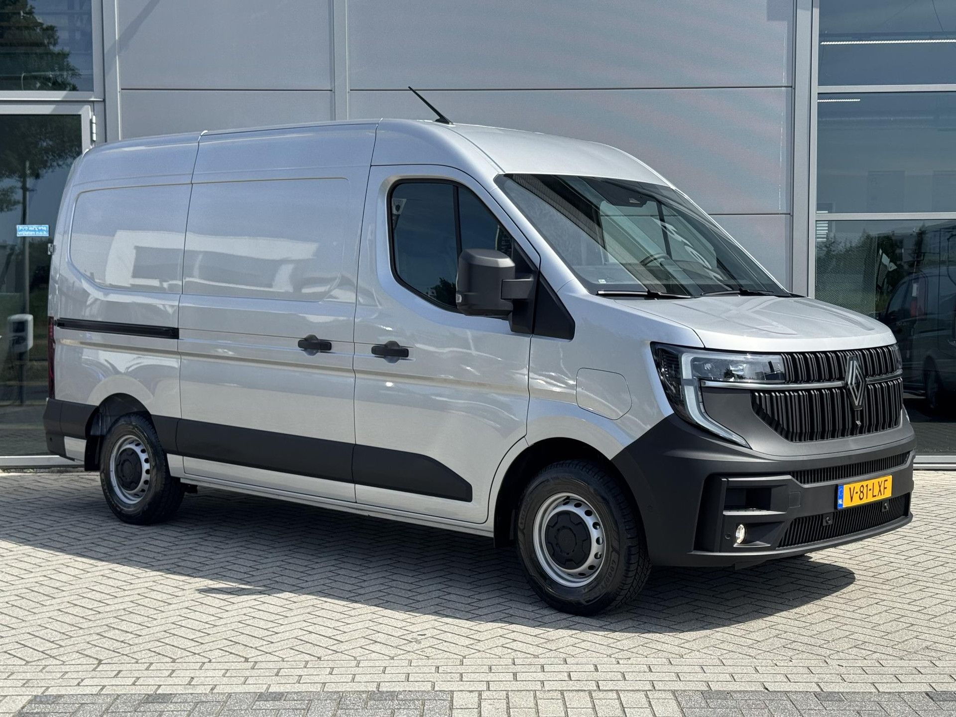 Renault Master met kenteken V-81-LXF – detailfoto