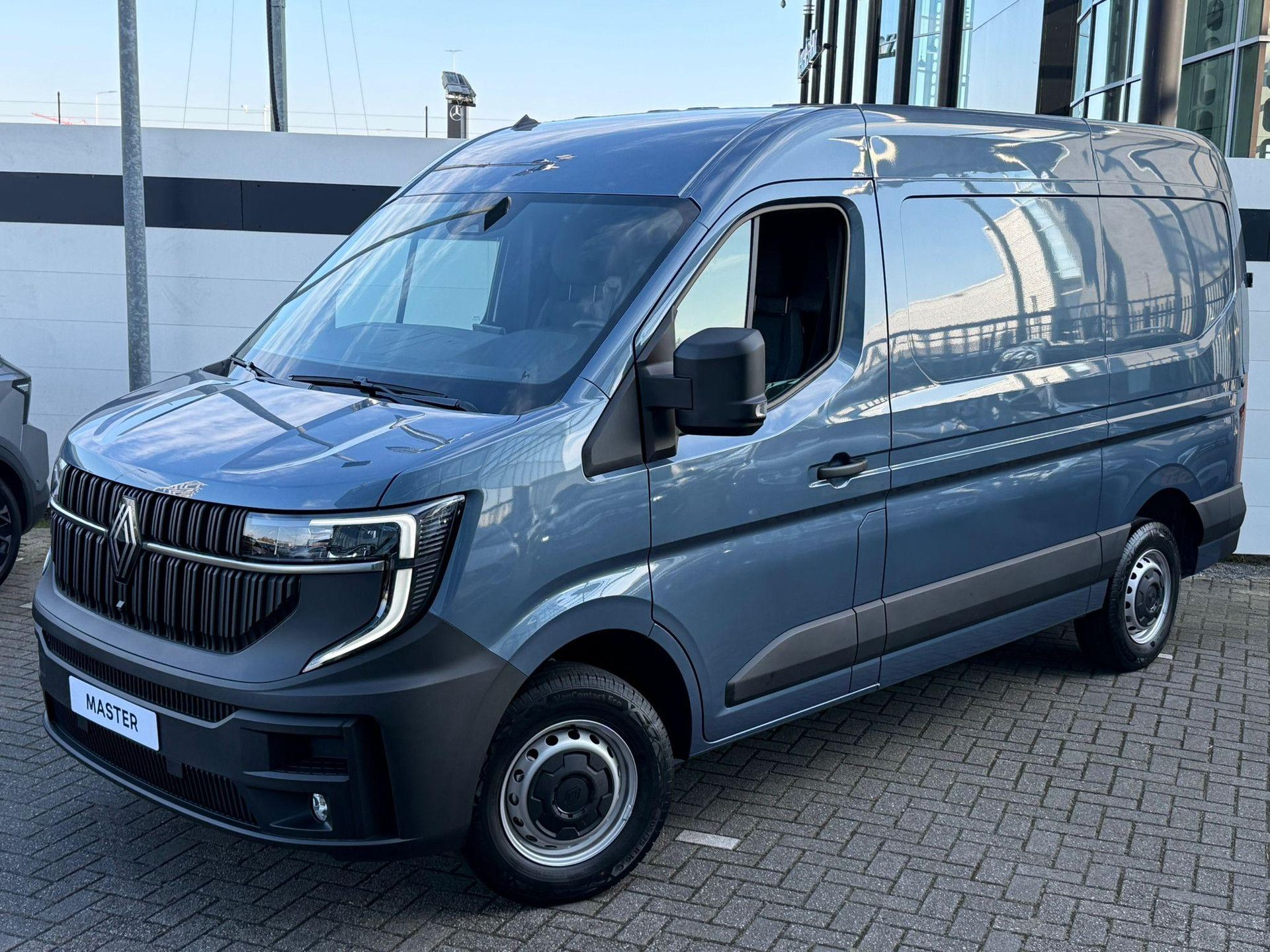 Renault Master met kenteken V-86-KRH – achteraanzicht