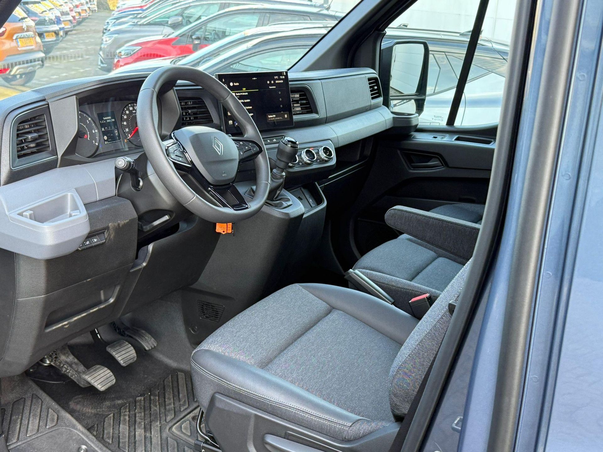Renault Master met kenteken V-86-KRH – detailfoto