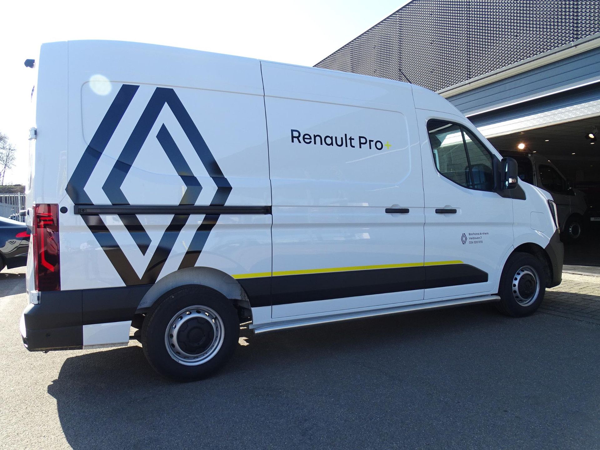 Renault Master met kenteken V-96-LGR – achteraanzicht