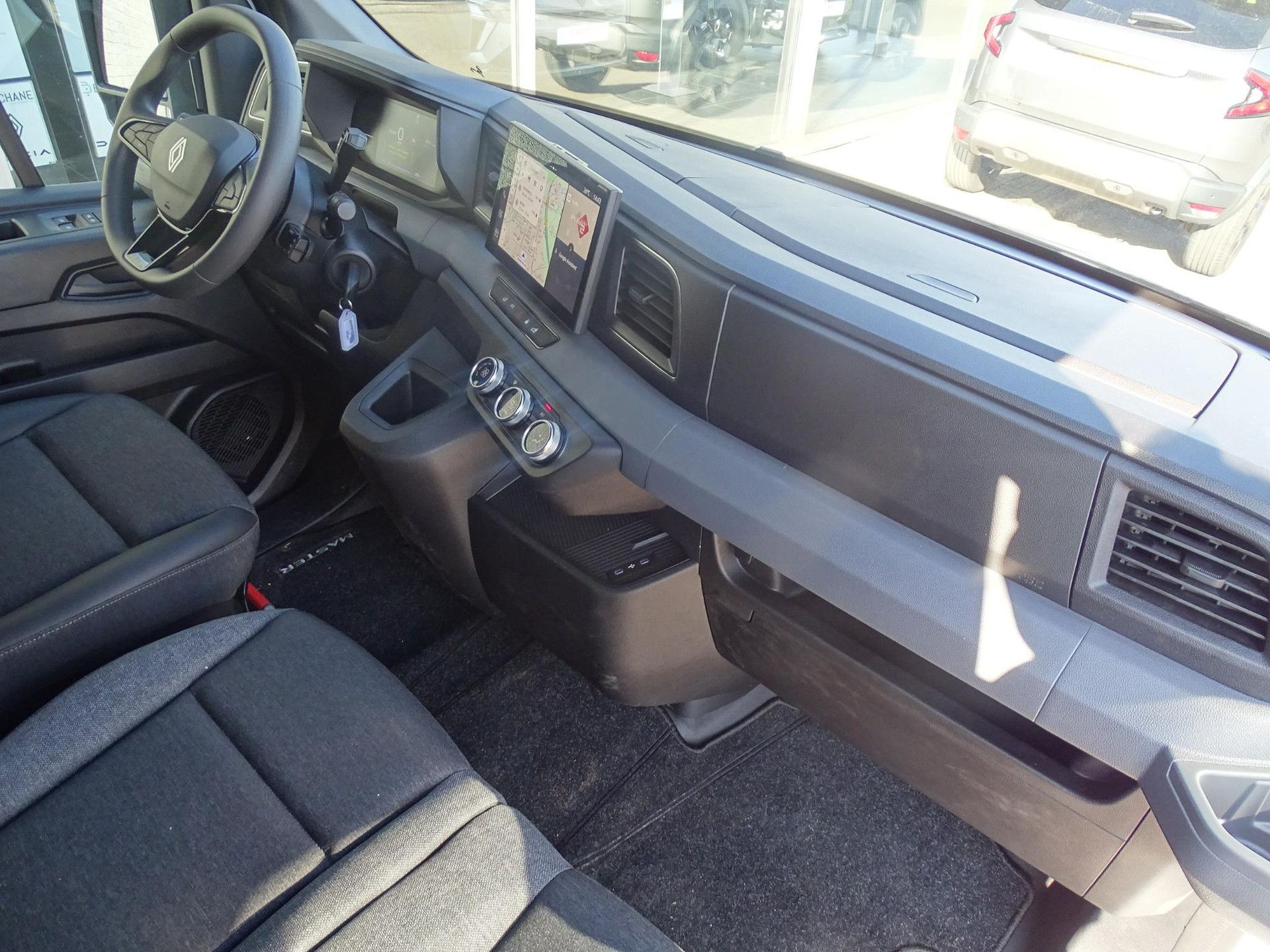Renault Master met kenteken V-96-LGR – interieur