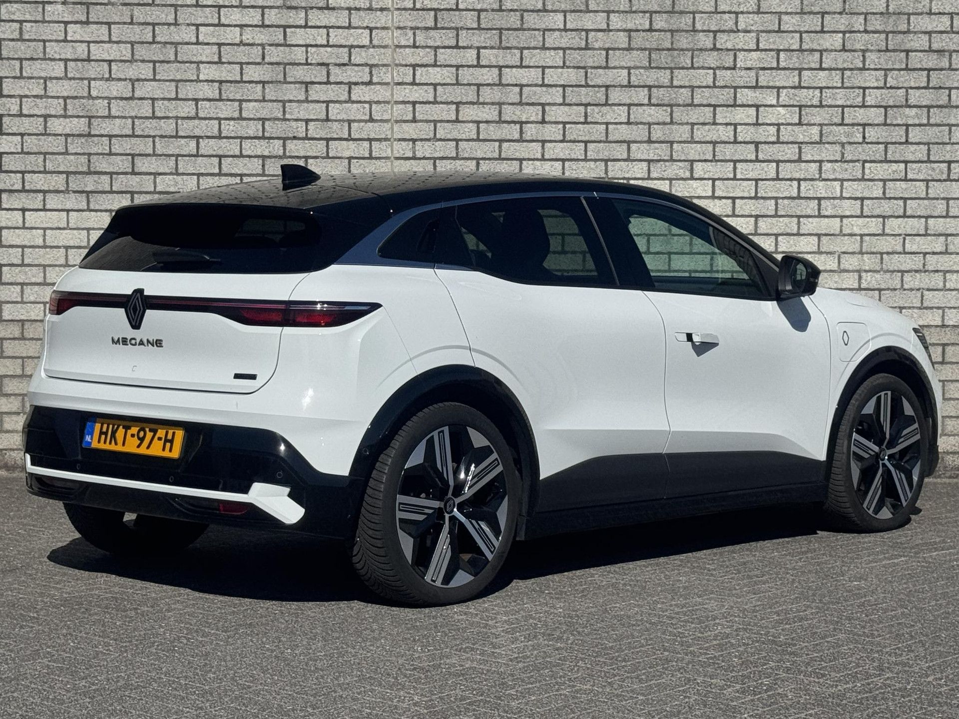 Renault MeganeE-Tech met kenteken HKT-97-H – achteraanzicht