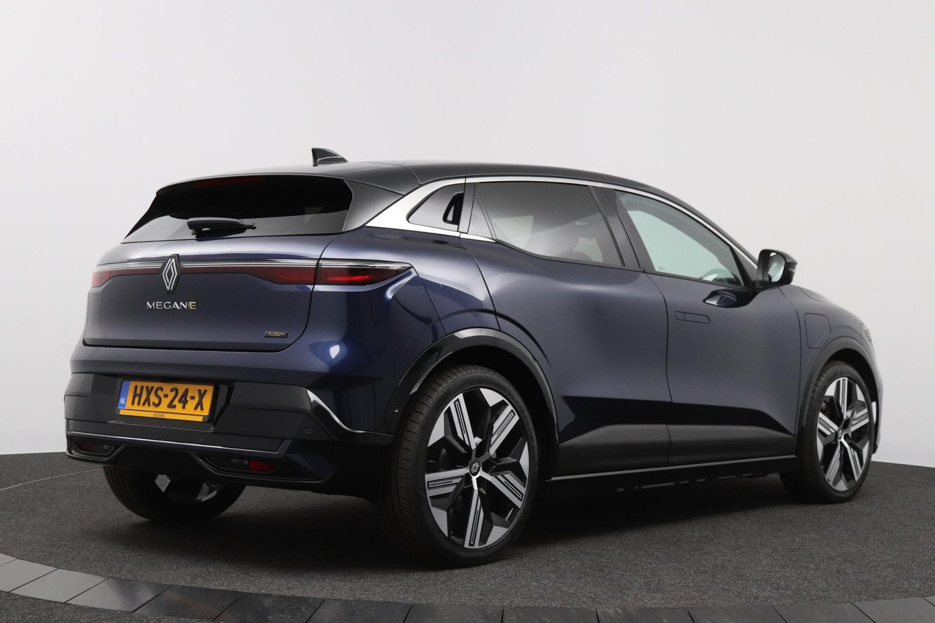Renault MeganeE-Tech met kenteken HXS-24-X – achteraanzicht